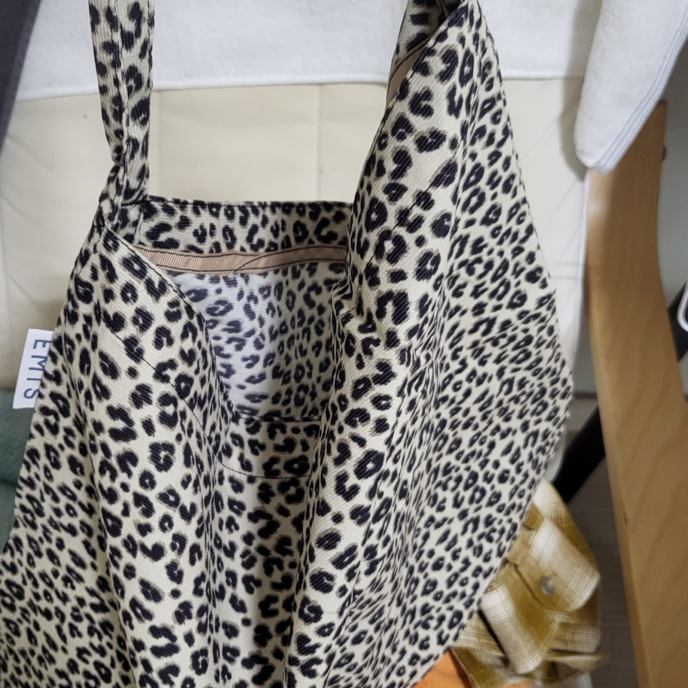 Emis Leopard Corduroy Eco Bag Cream 착용 스타일