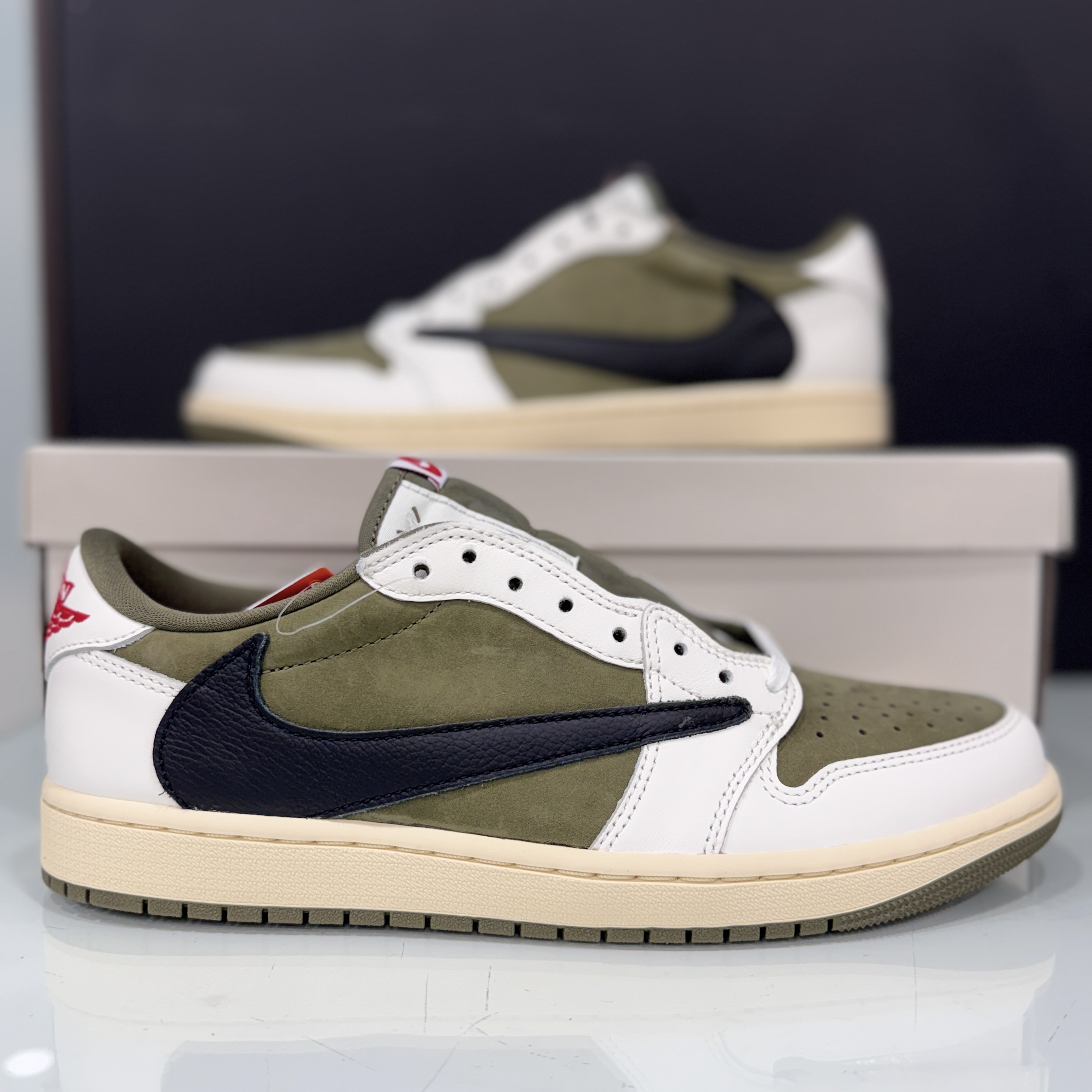 Jordan 1 x Travis Scott Retro Low OG SP Reverse Olive 착용 스타일 - 1