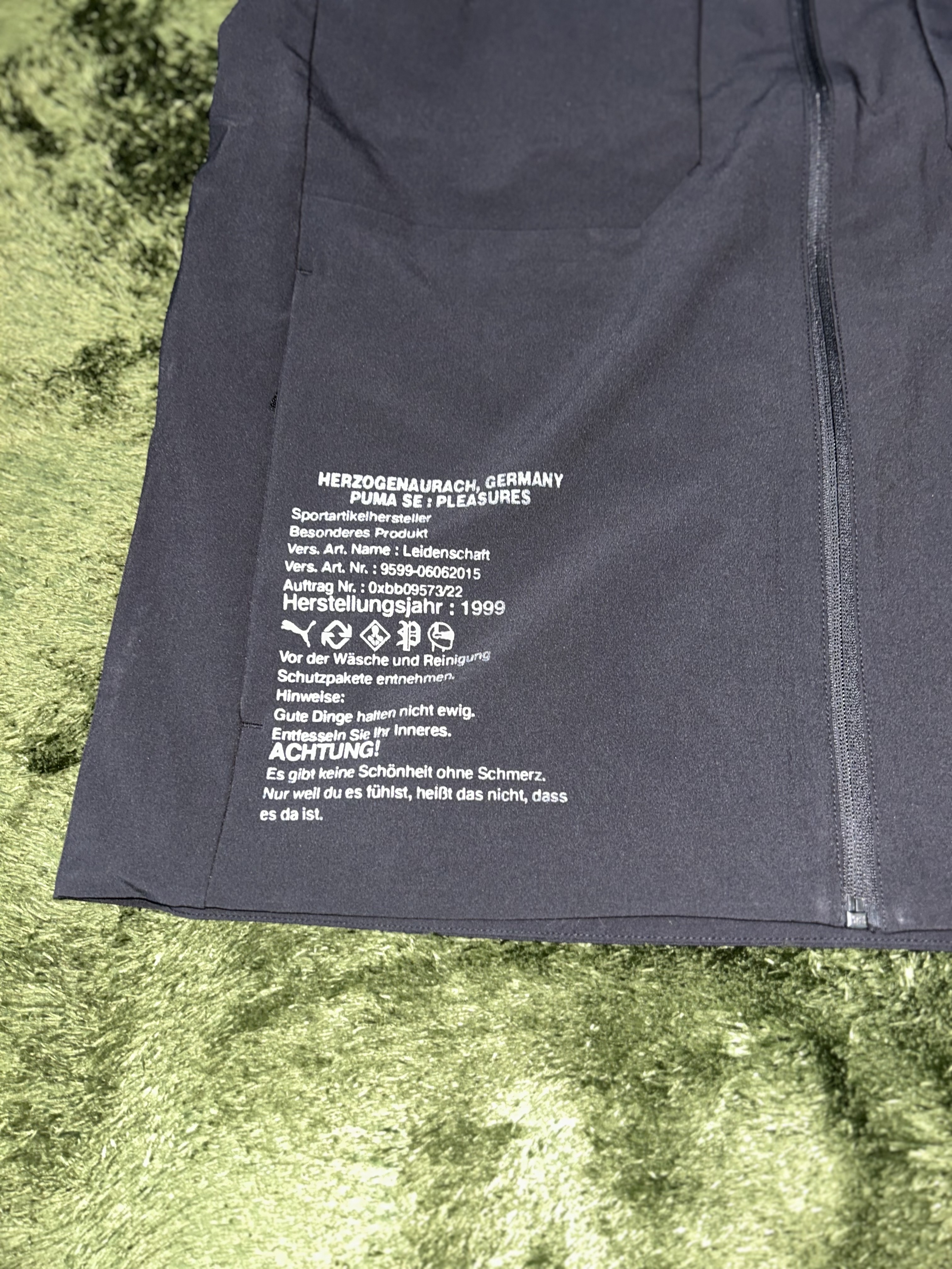 Puma x Pleasures Jacket Black 착용 스타일 - 6