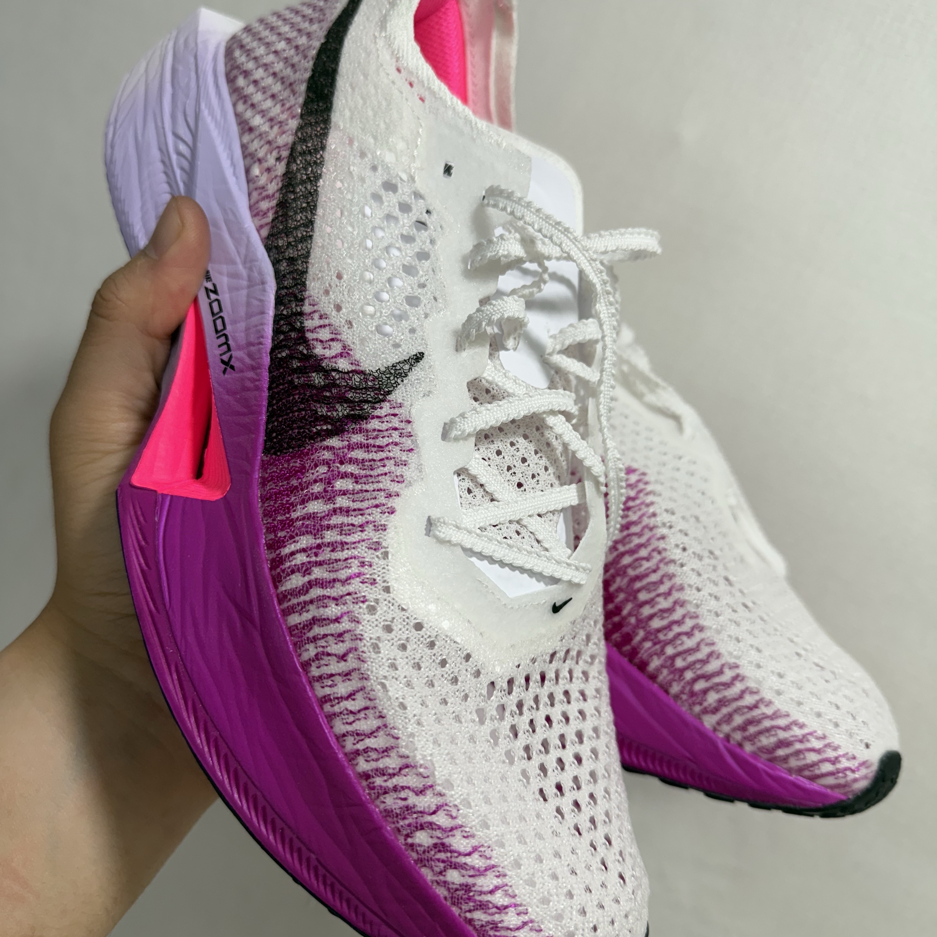 Nike ZoomX Vaporfly Next% 3 White Vivid Purple 착용 스타일 - 1