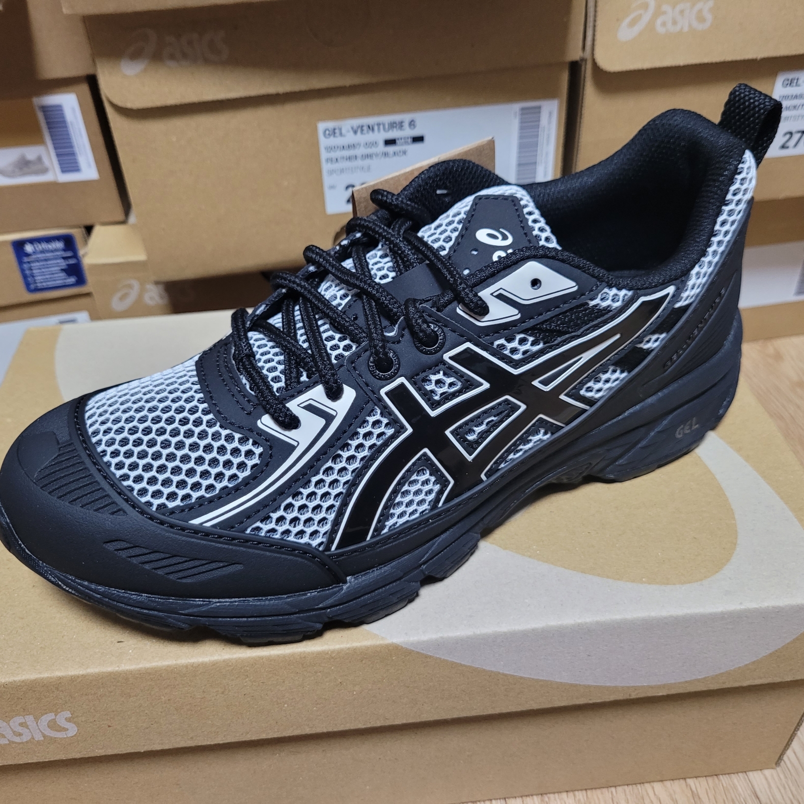 Asics Gel-Venture 6 Shield Black White 착용 스타일