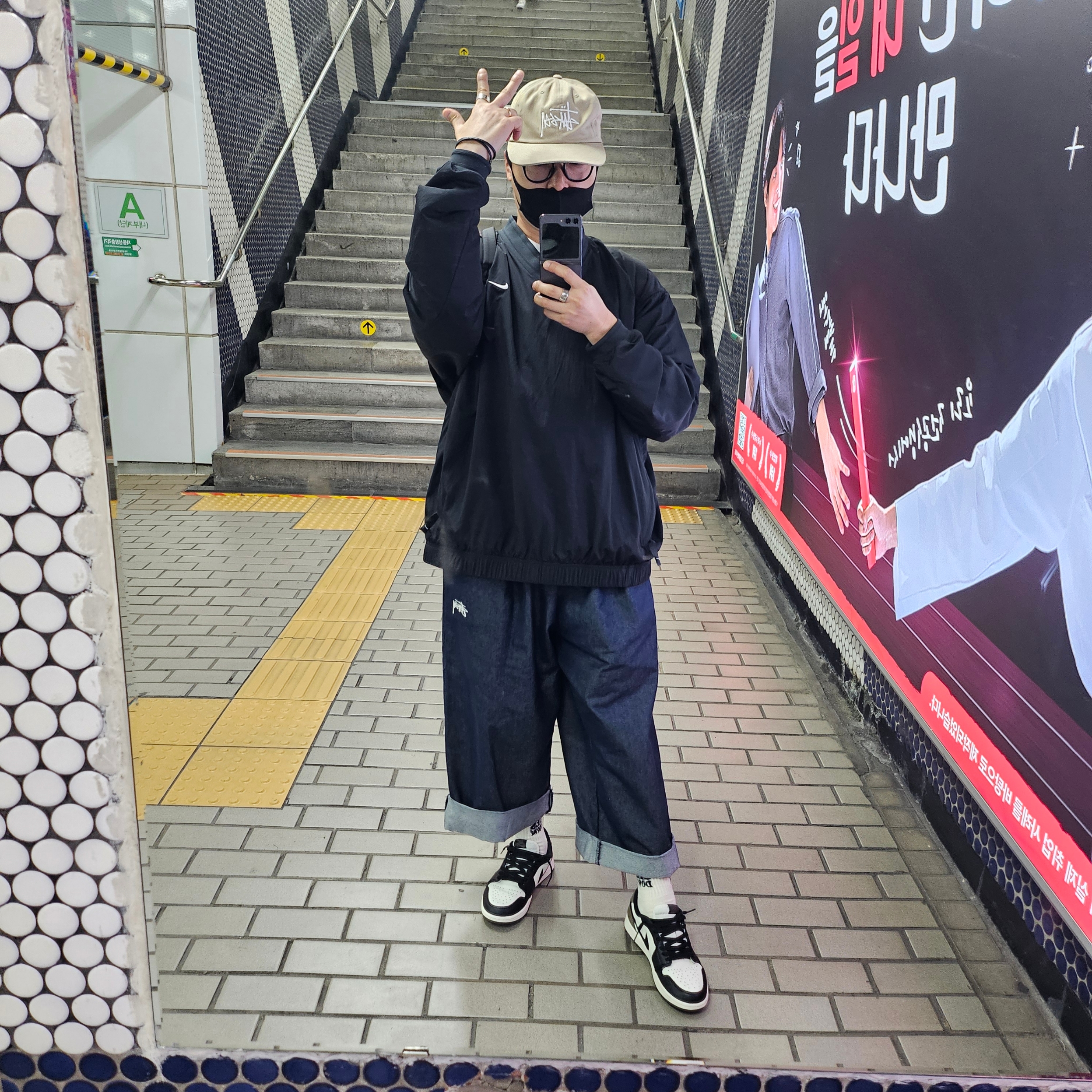 Stussy Basic Strapback Cap Khaki, Nike Solo Swoosh Windshirt Black White - US/EU 착용 스타일 - 1