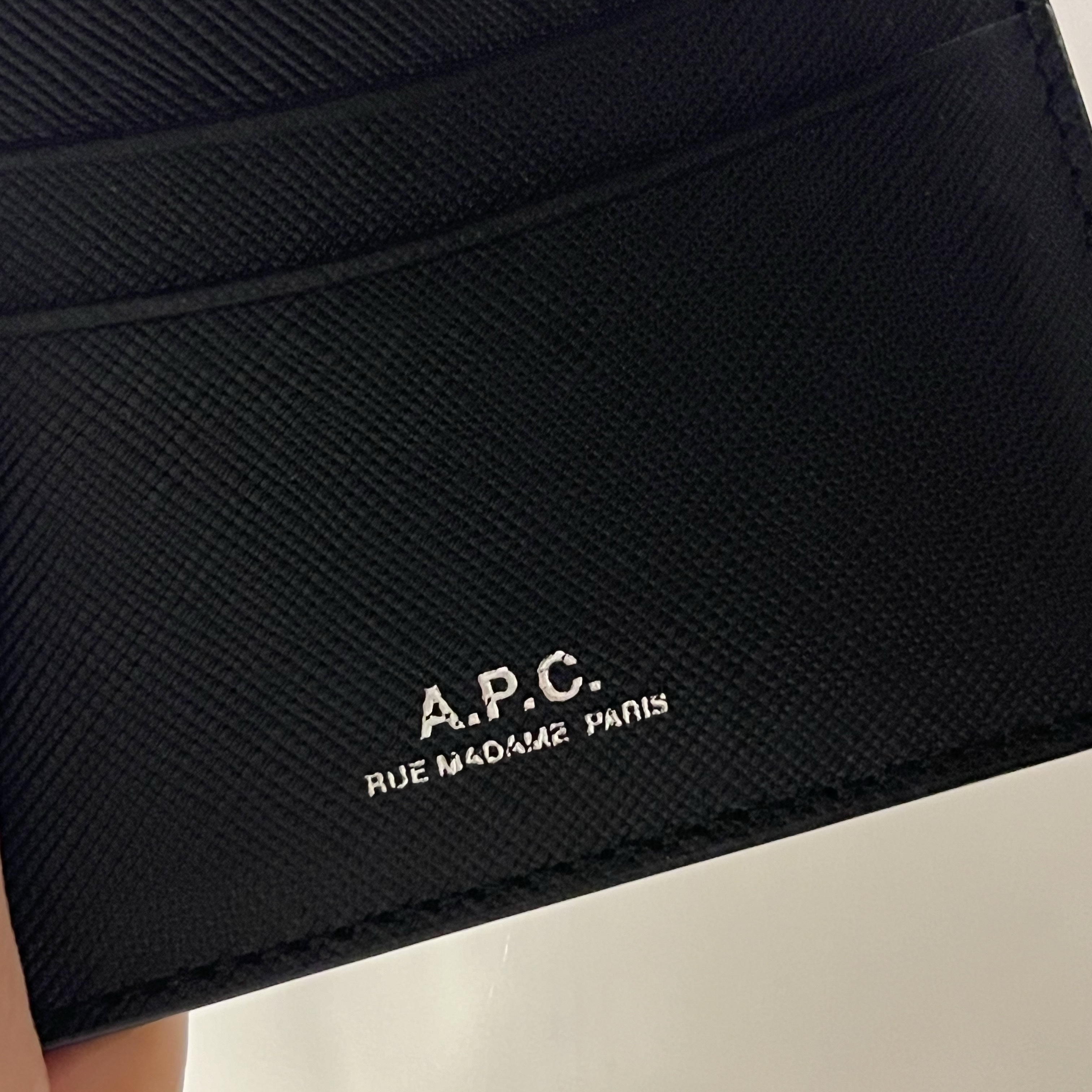 A.P.C. Andre Card Holder Black 착용 스타일 - 2