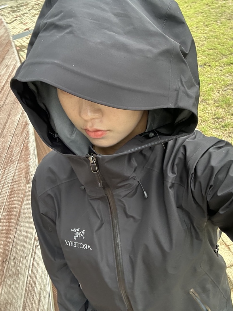 (W) Arc'teryx Beta LT Jacket Black 착용 스타일