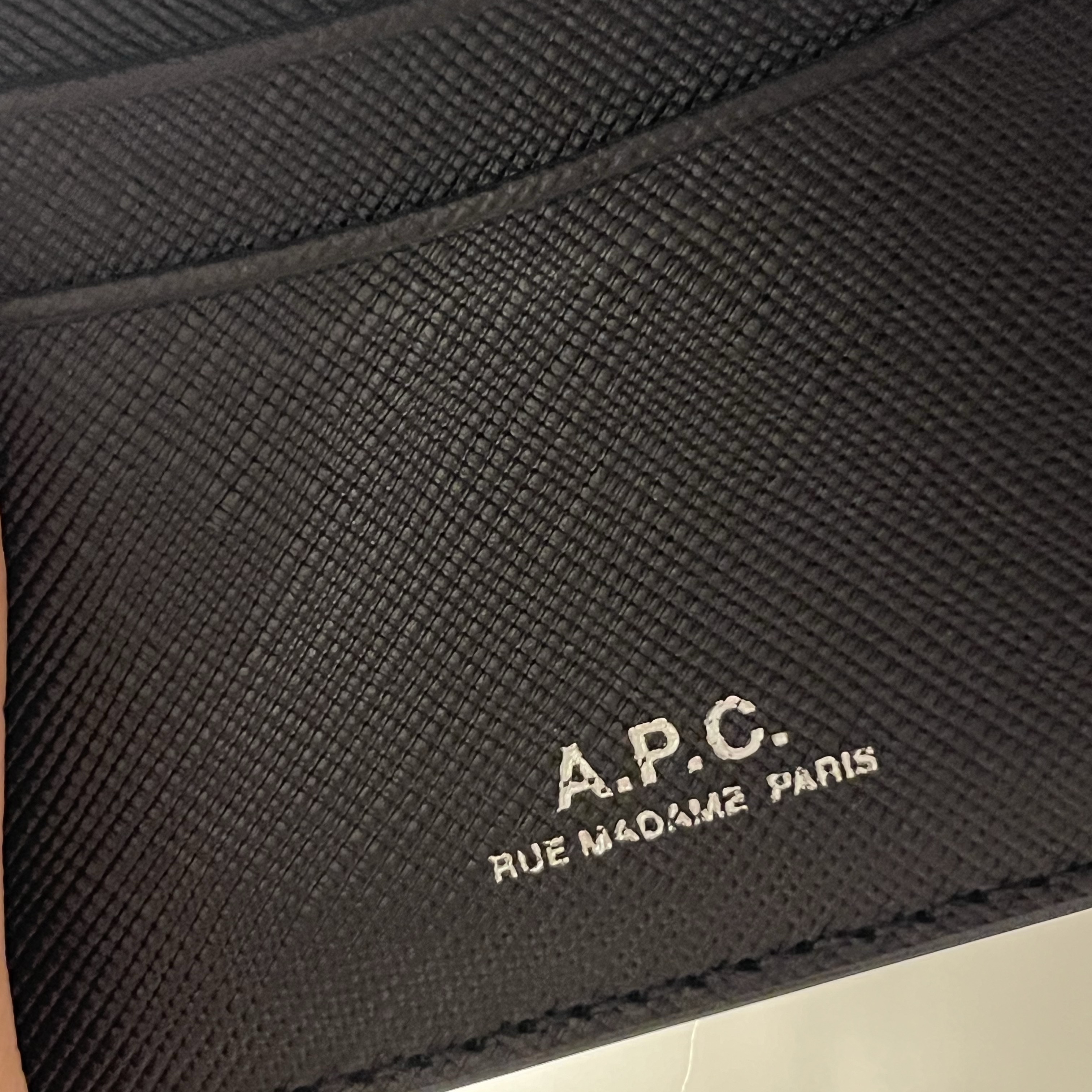 A.P.C. Andre Card Holder Black 착용 스타일 - 4