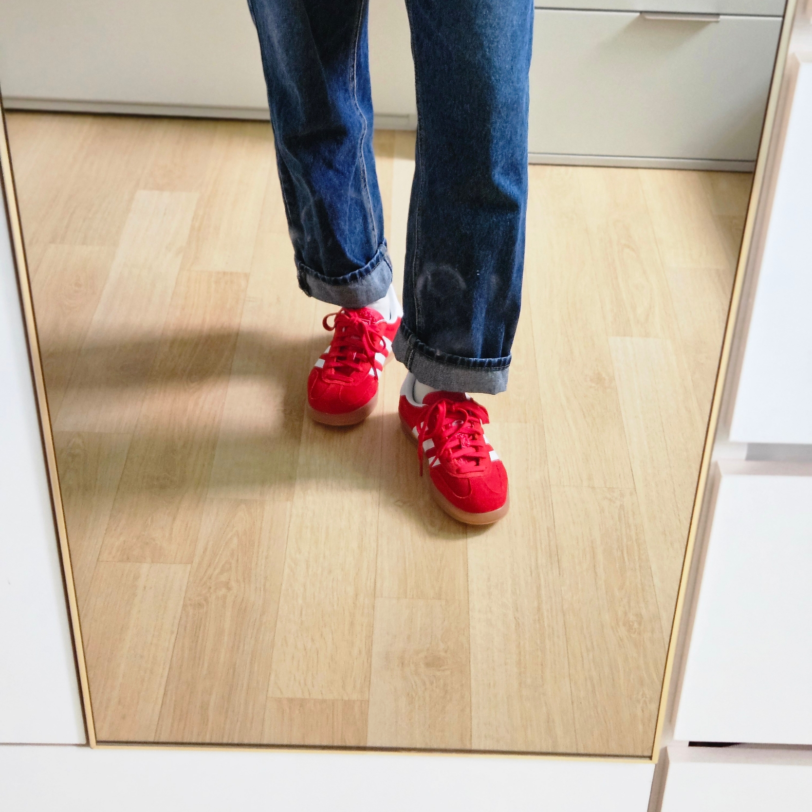 Adidas Gazelle Indoor Better Scarlet Cloud White 착용 스타일 - 4