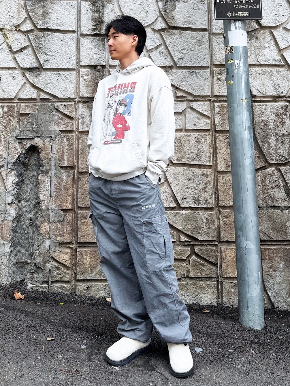 QT8 GARMENTS Twins Vintage Washed Hoodie Ecru, QT8 Garments BN Pigment Nylon Cargo Pant Grey 착용 스타일 - 1