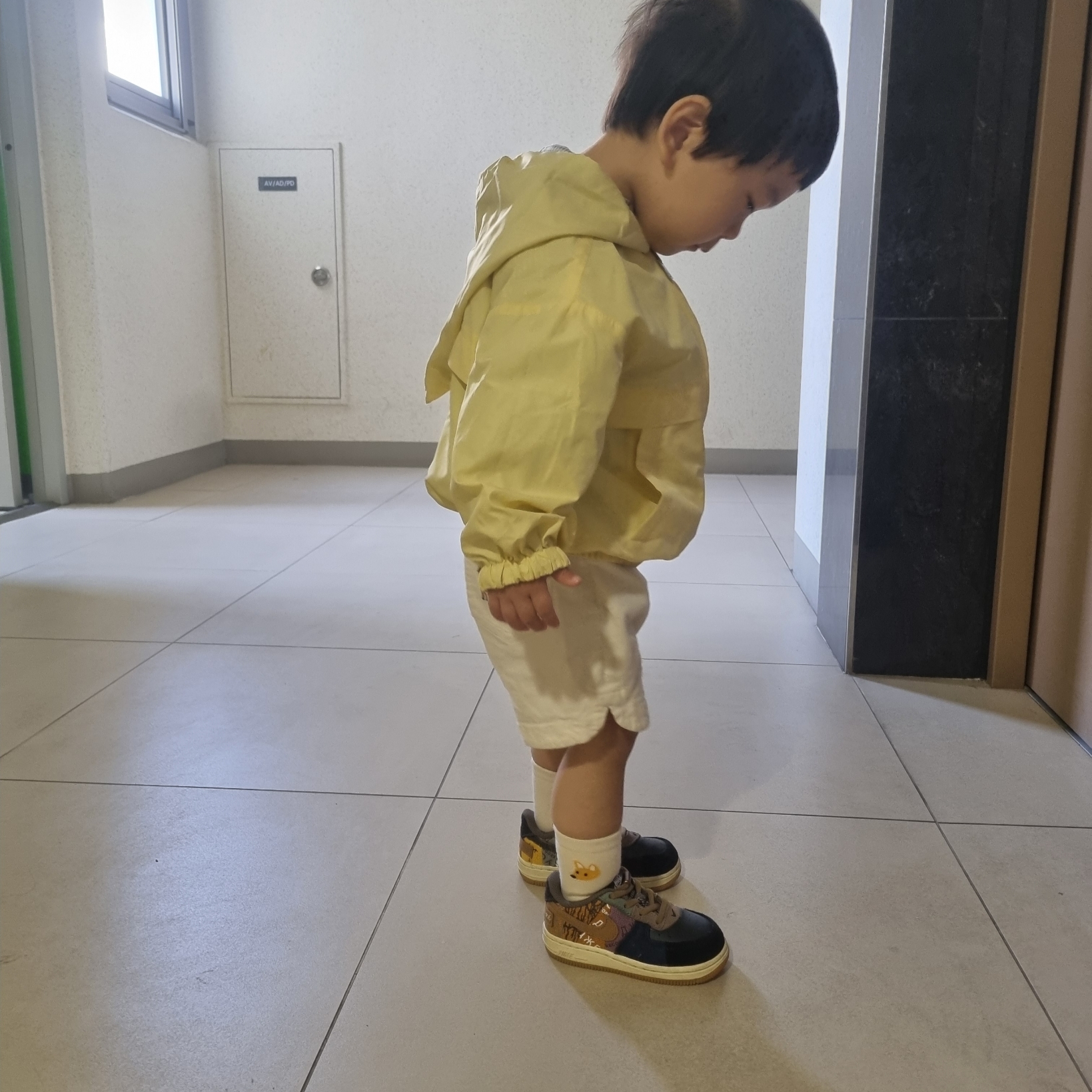 (Kids) Burberry Check Stretch Cotton Shirt Archive Beige, (TD) Nike x Travis Scott Air Force 1 Low Cactus Jack 착용 스타일 - 2