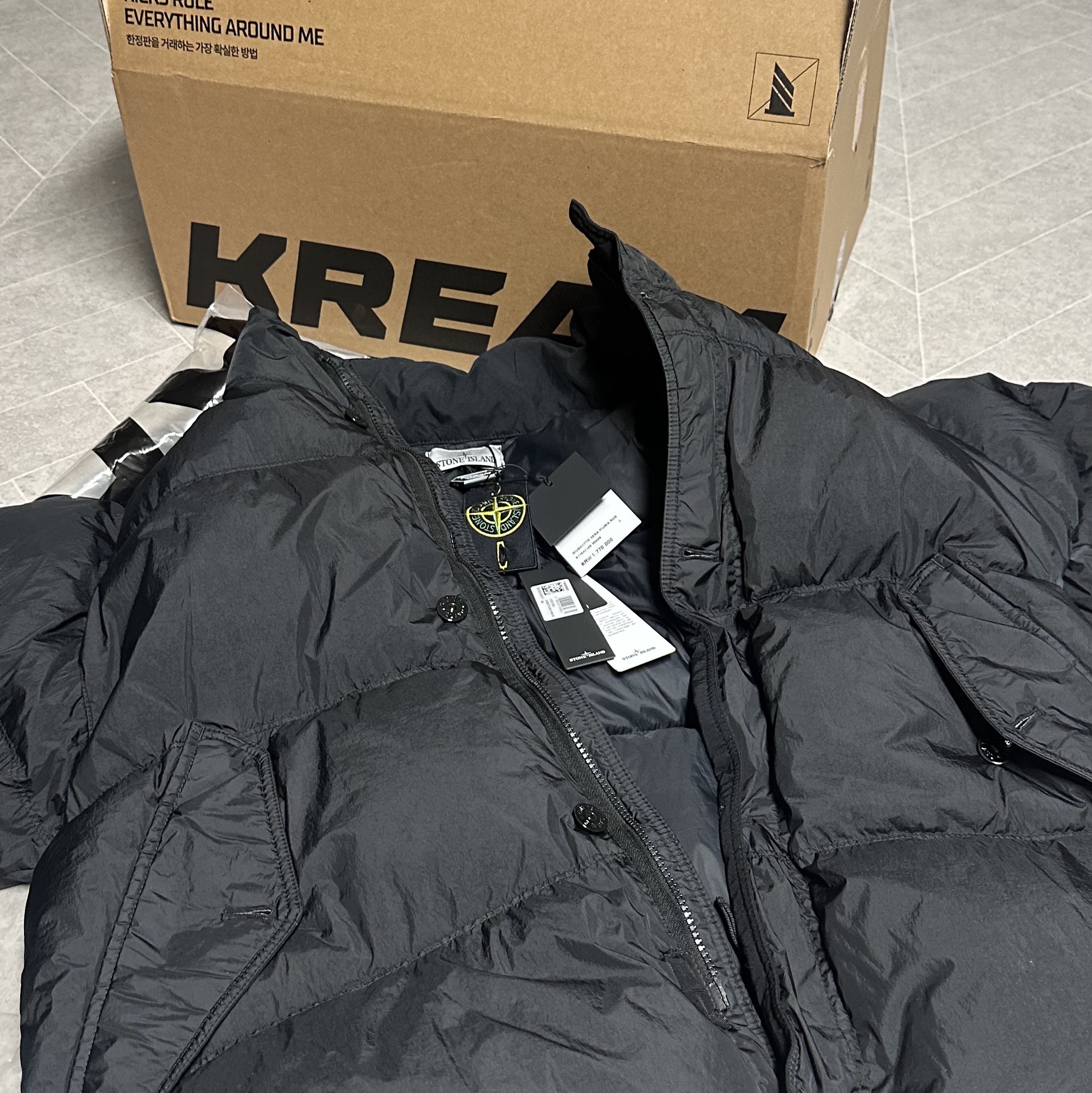 Stone Island 40123 Garment Dyed Crinkle Reps R-NY Down Jacket Black - 24FW 착용 스타일