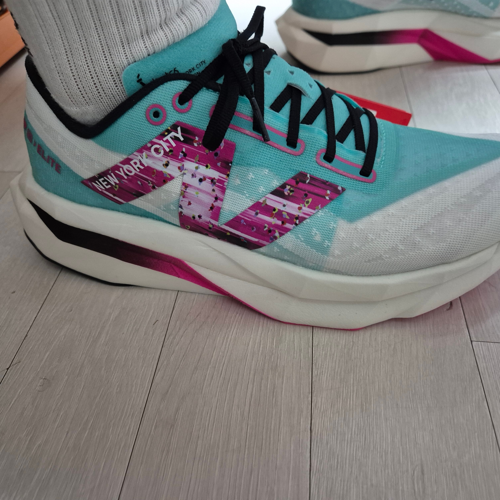 New Balance Fuelcell SuperComp Elite v4 TCS NYC Marathon Cyber Jade White - D Standard 착용 스타일 - 1