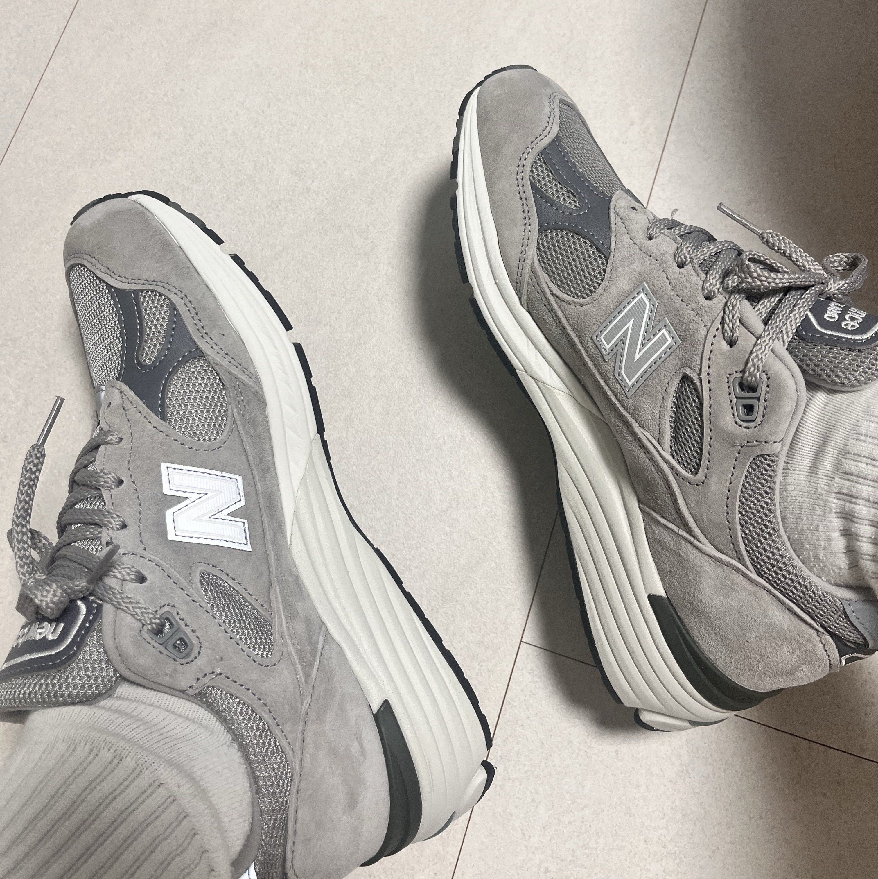 New Balance 991v2 Made in UK Rock Ridge Alloy Silver 착용 스타일 - 1