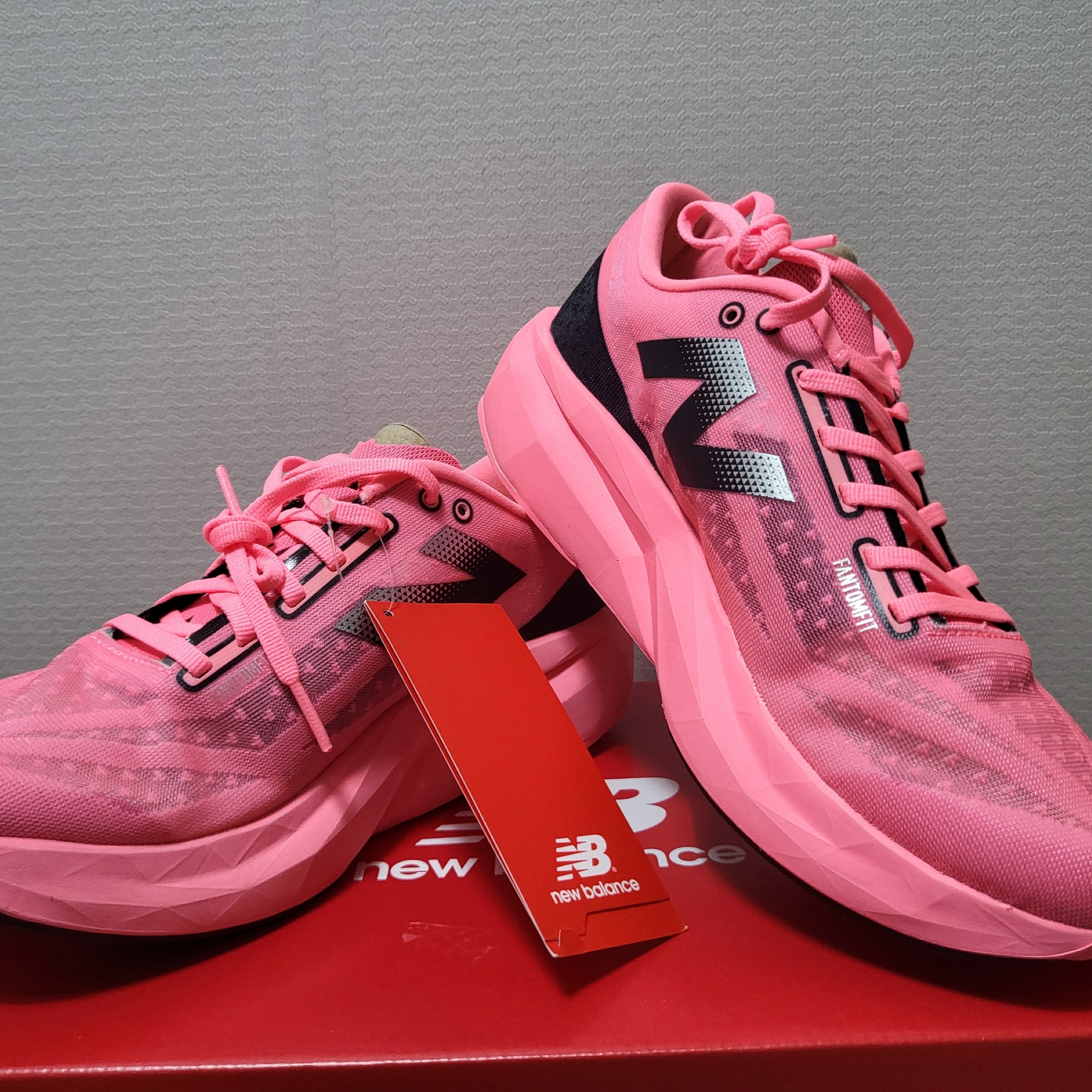 New Balance Fuelcell Rebel v4 Ultra Pink Black - 2E Wide 착용 스타일 - 1