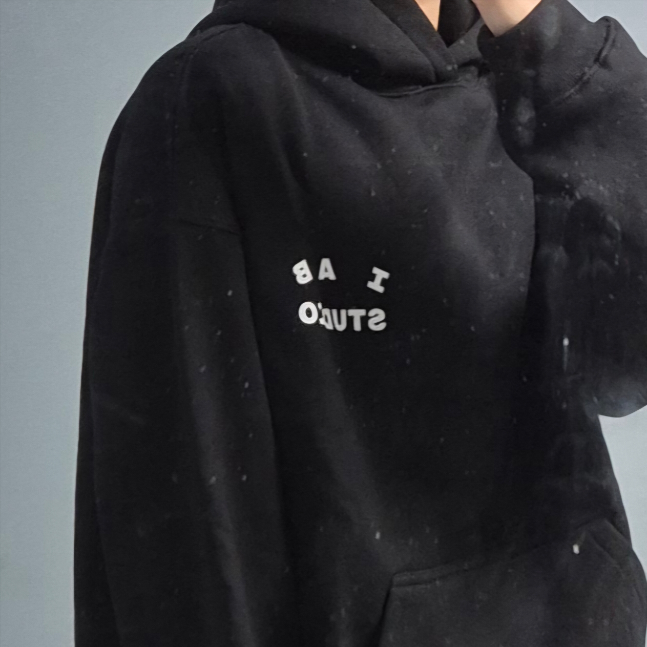 IAB Studio Hoodie Black 착용 스타일 - 2