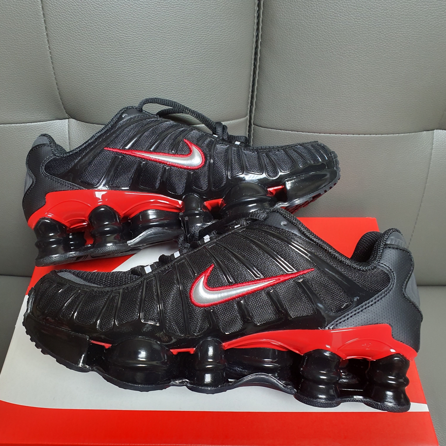 Nike Shox TL Black University Red 착용 스타일