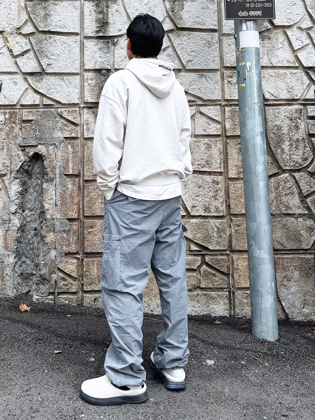 QT8 GARMENTS Twins Vintage Washed Hoodie Ecru, QT8 Garments BN Pigment Nylon Cargo Pant Grey 착용 스타일 - 2