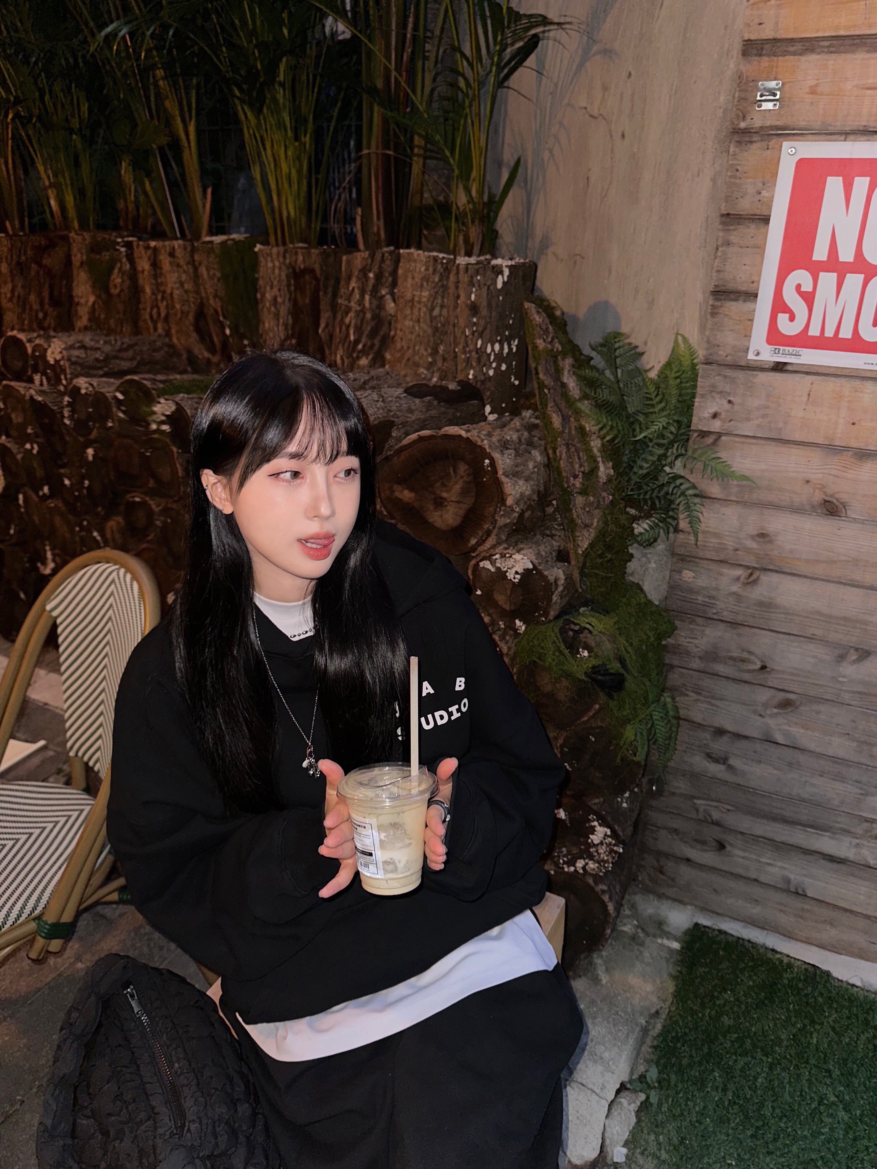 IAB Studio Hoodie Black, COS Quilted Micro Bag Black 착용 스타일