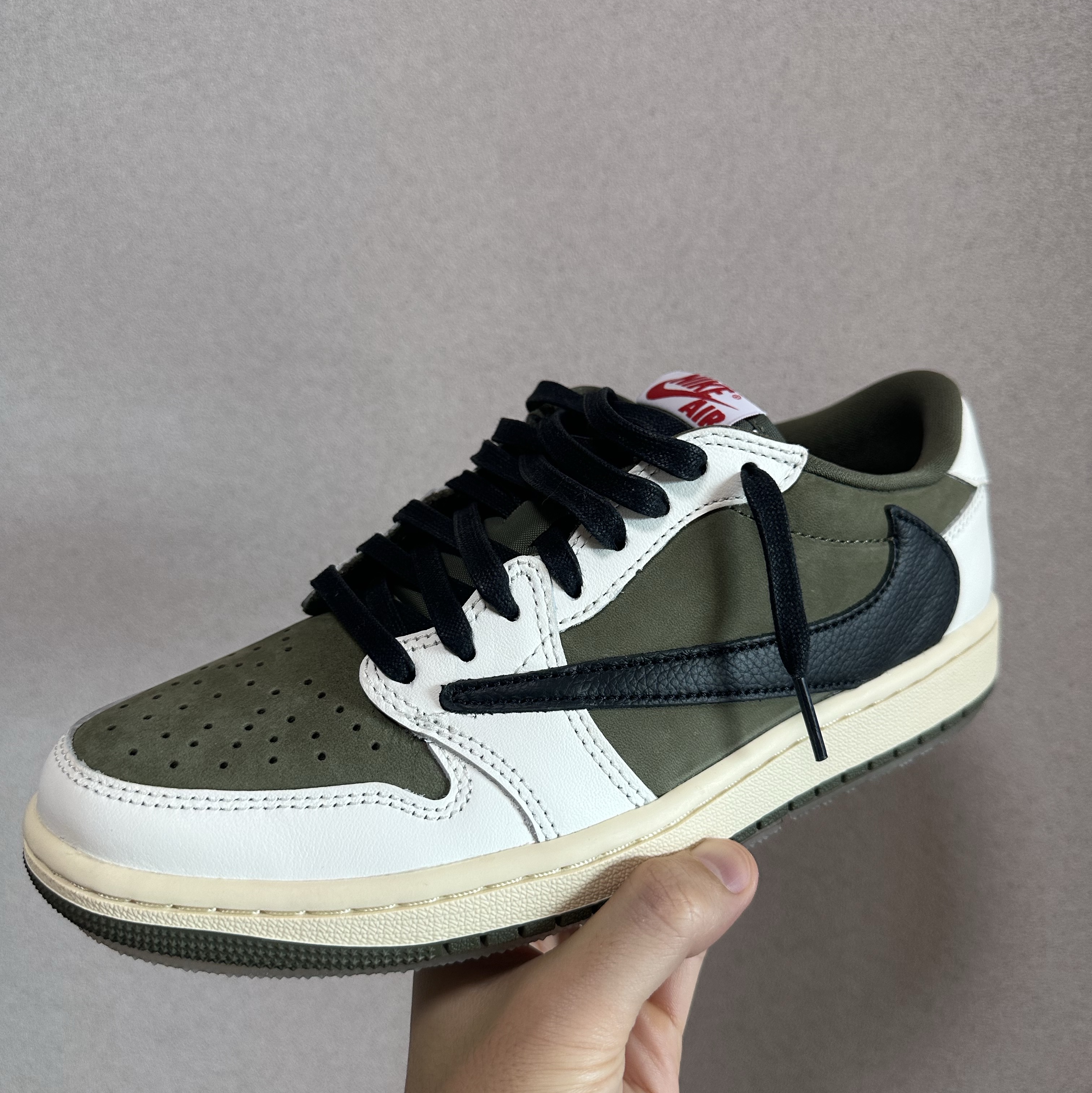 Jordan 1 x Travis Scott Retro Low OG SP Reverse Olive 착용 스타일 - 1