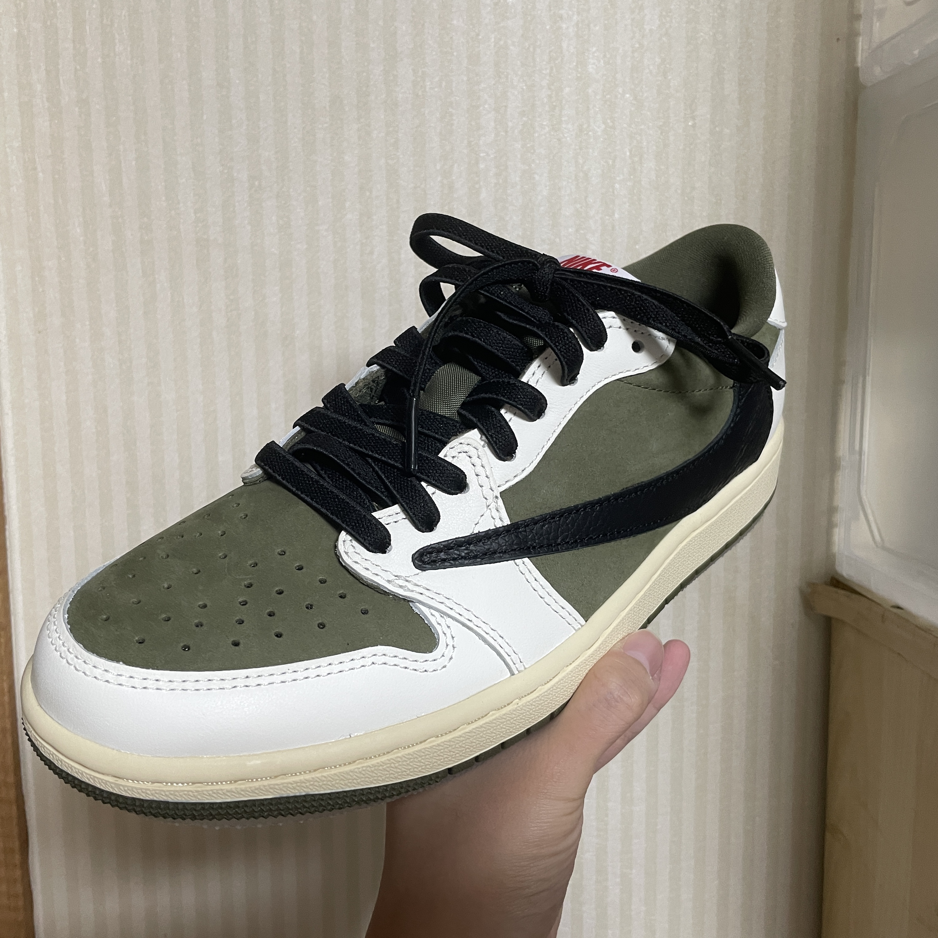 Jordan 1 x Travis Scott Retro Low OG SP Reverse Olive 착용 스타일 - 1