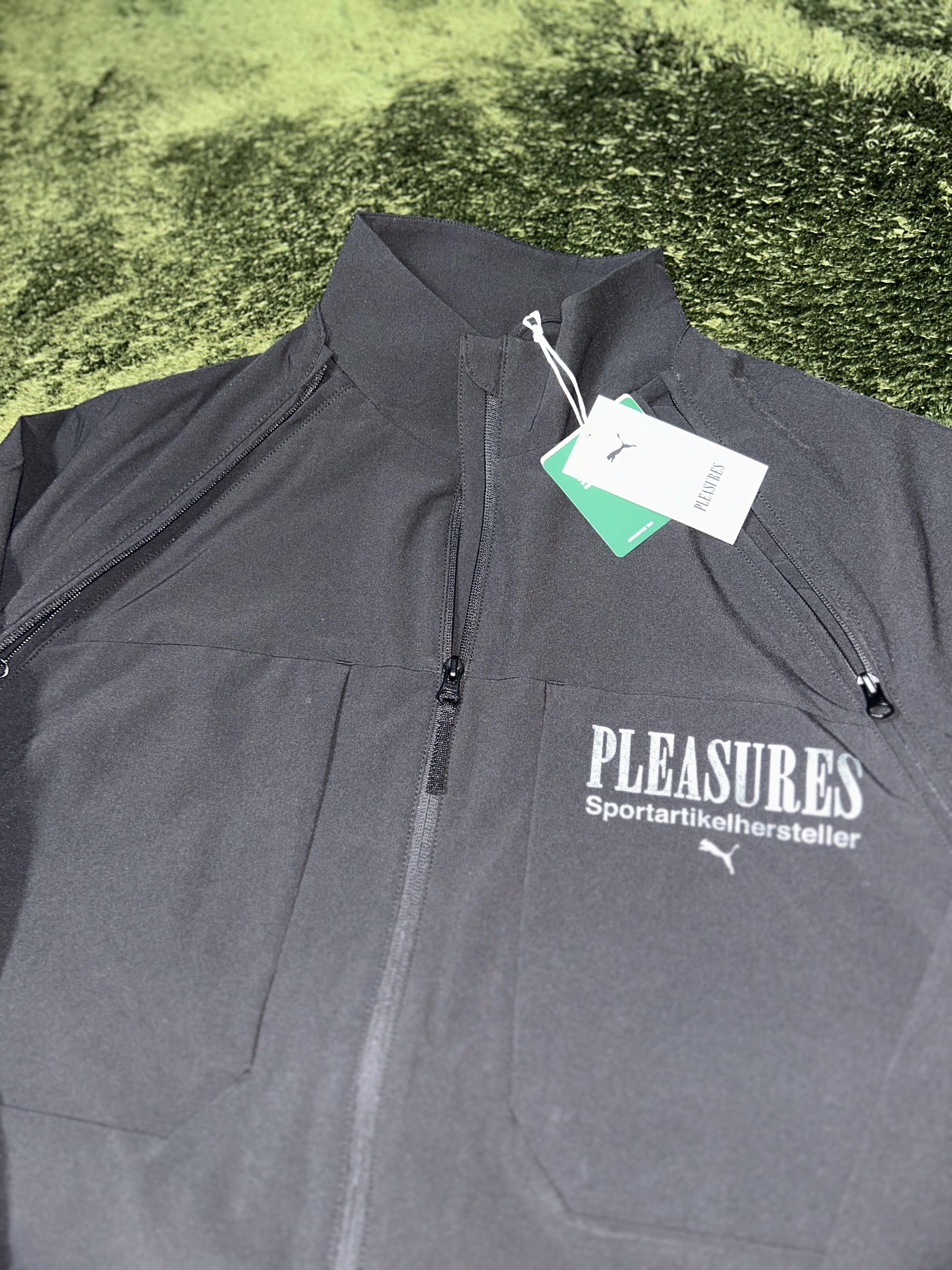Puma x Pleasures Jacket Black 착용 스타일 - 4