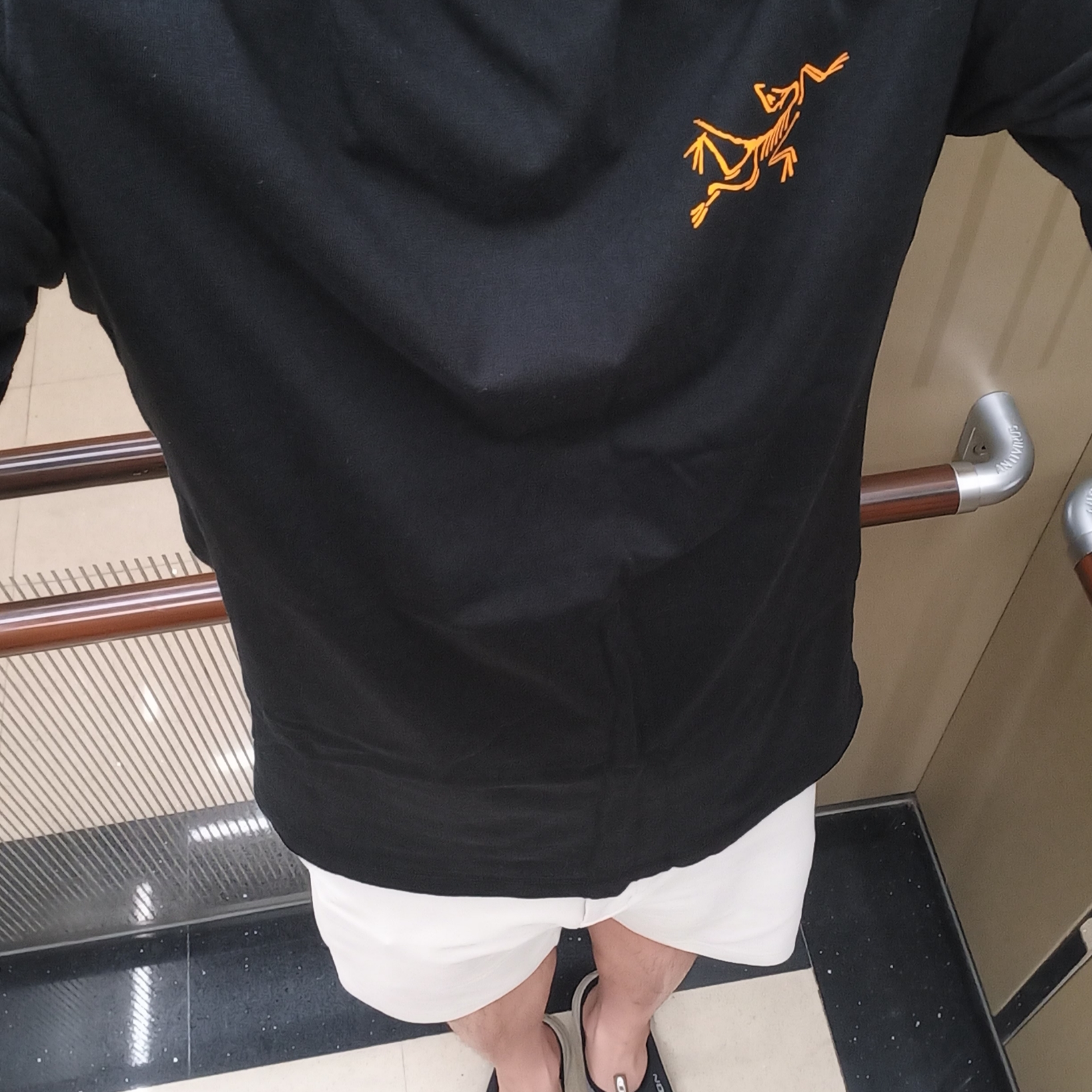 Arc'teryx Arc'Multi Bird Logo SS T-Shirt Black, Salomon RX Slide 3.0 Black Plum Kitten 착용 스타일 - 2
