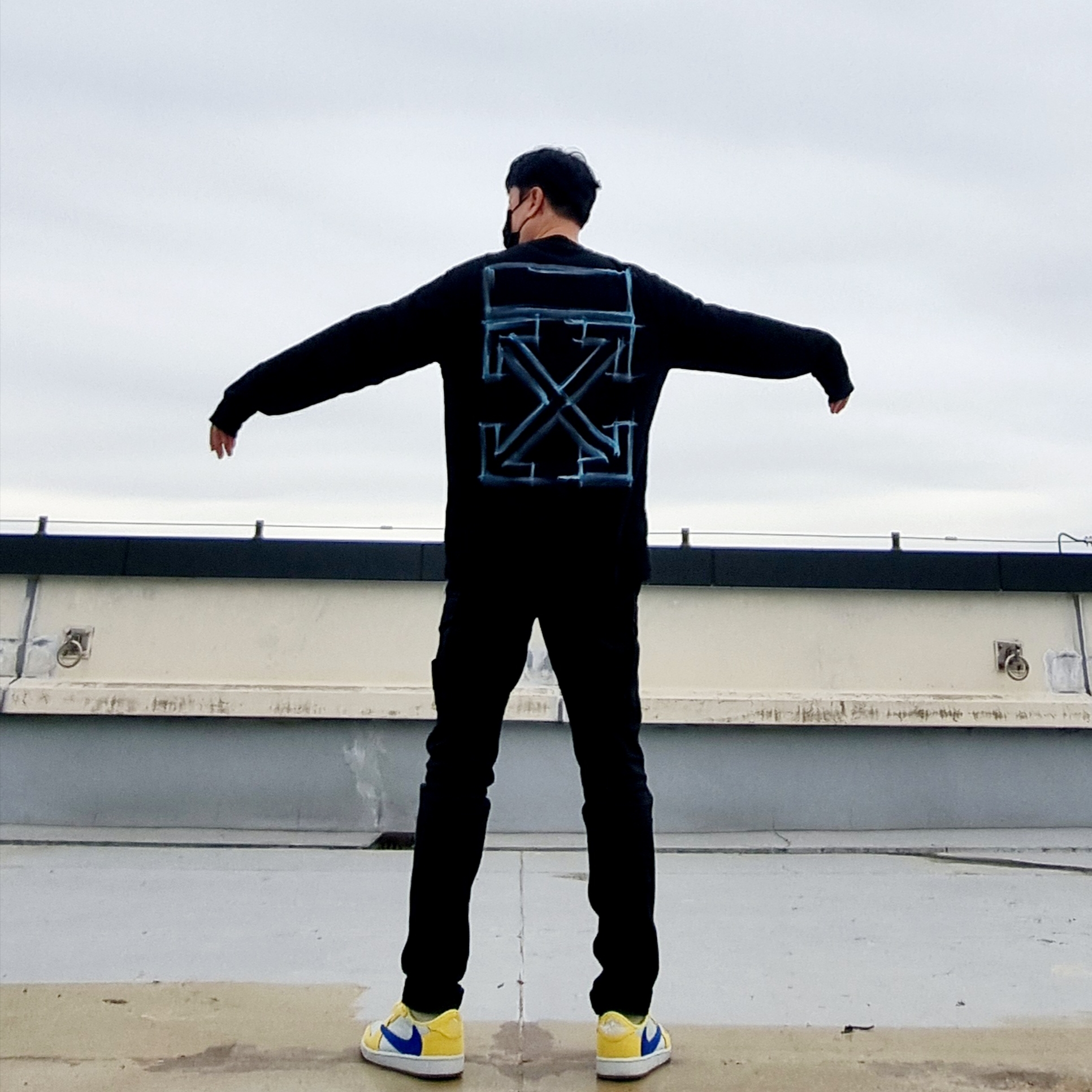 (W) Jordan 1 x Travis Scott Retro Low OG SP Canary, Off-White Marker Arrow Skate L/S T-Shirt Black 착용 스타일 - 5