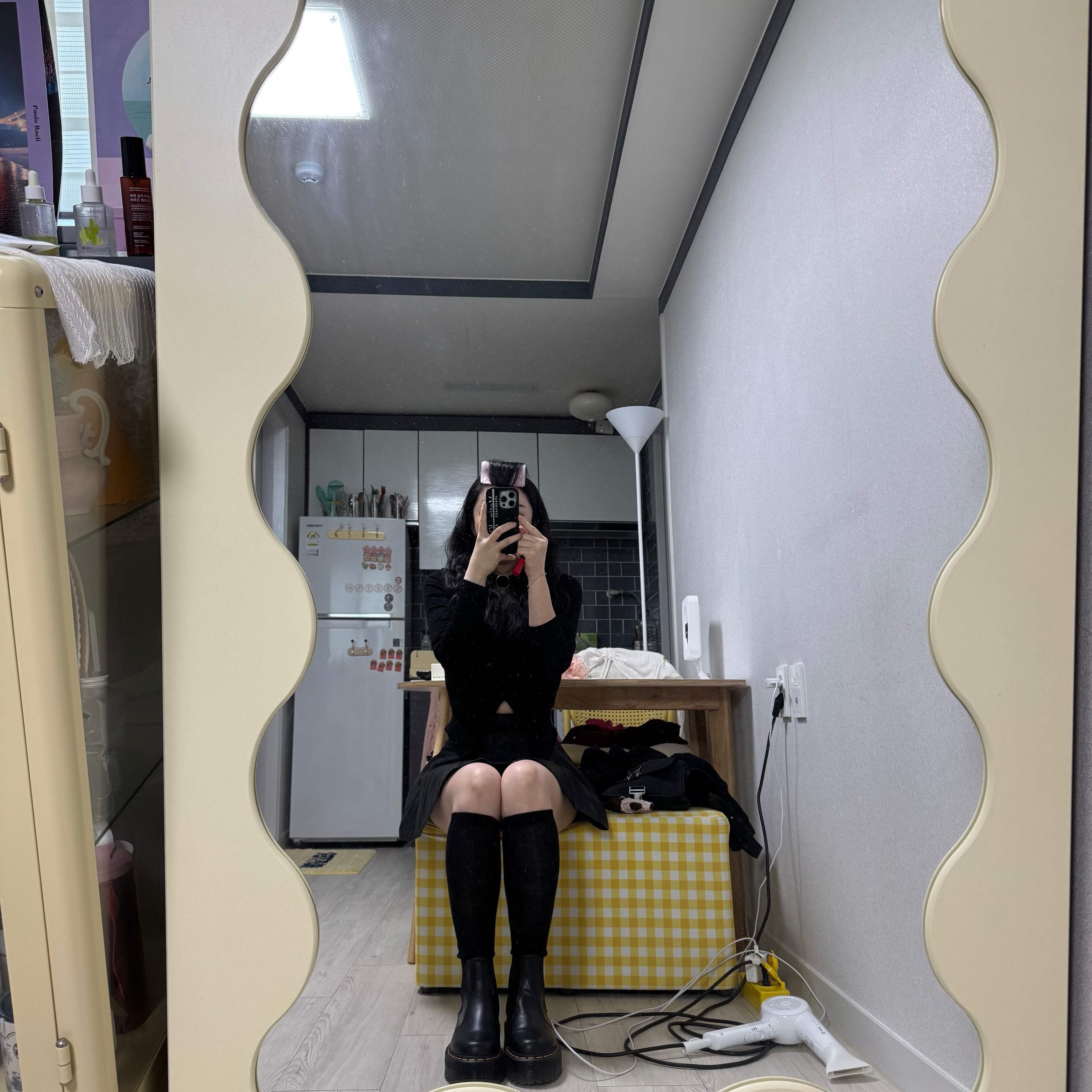Monamhee Bred Keyring with Pink Pants Brown, Matin Kim Mini Buckle Bag Black 착용 스타일 - 2