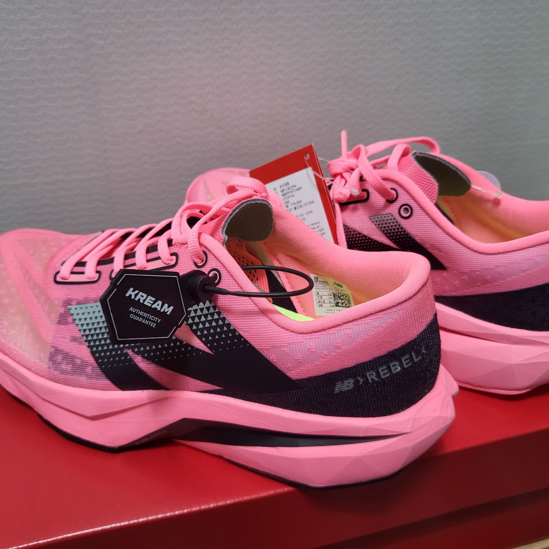 New Balance Fuelcell Rebel v4 Ultra Pink Black - 2E Wide 착용 스타일 - 2