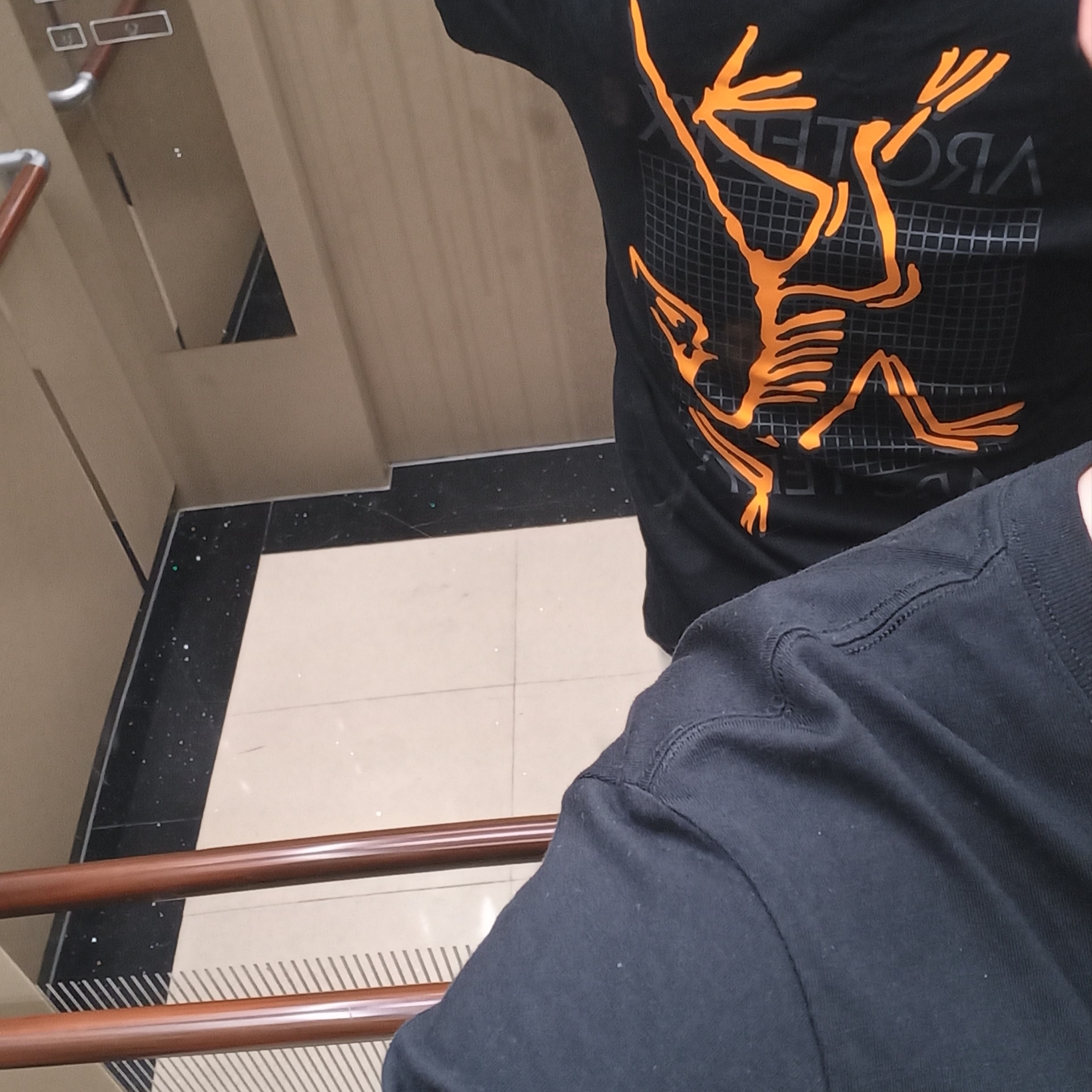 Arc'teryx Arc'Multi Bird Logo SS T-Shirt Black, Salomon RX Slide 3.0 Black Plum Kitten 착용 스타일 - 4