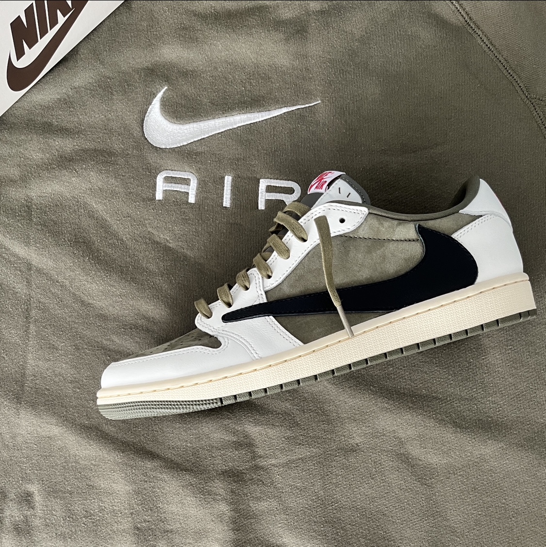 Supreme x Nike Denim Short Indigo - 24SS, Jordan 1 x Travis Scott Retro Low OG SP Reverse Olive 착용 스타일 - 4