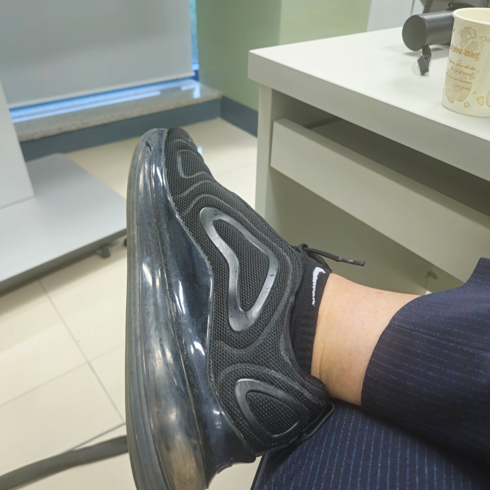 Nike Air Max 720 Black Mesh 착용 스타일
