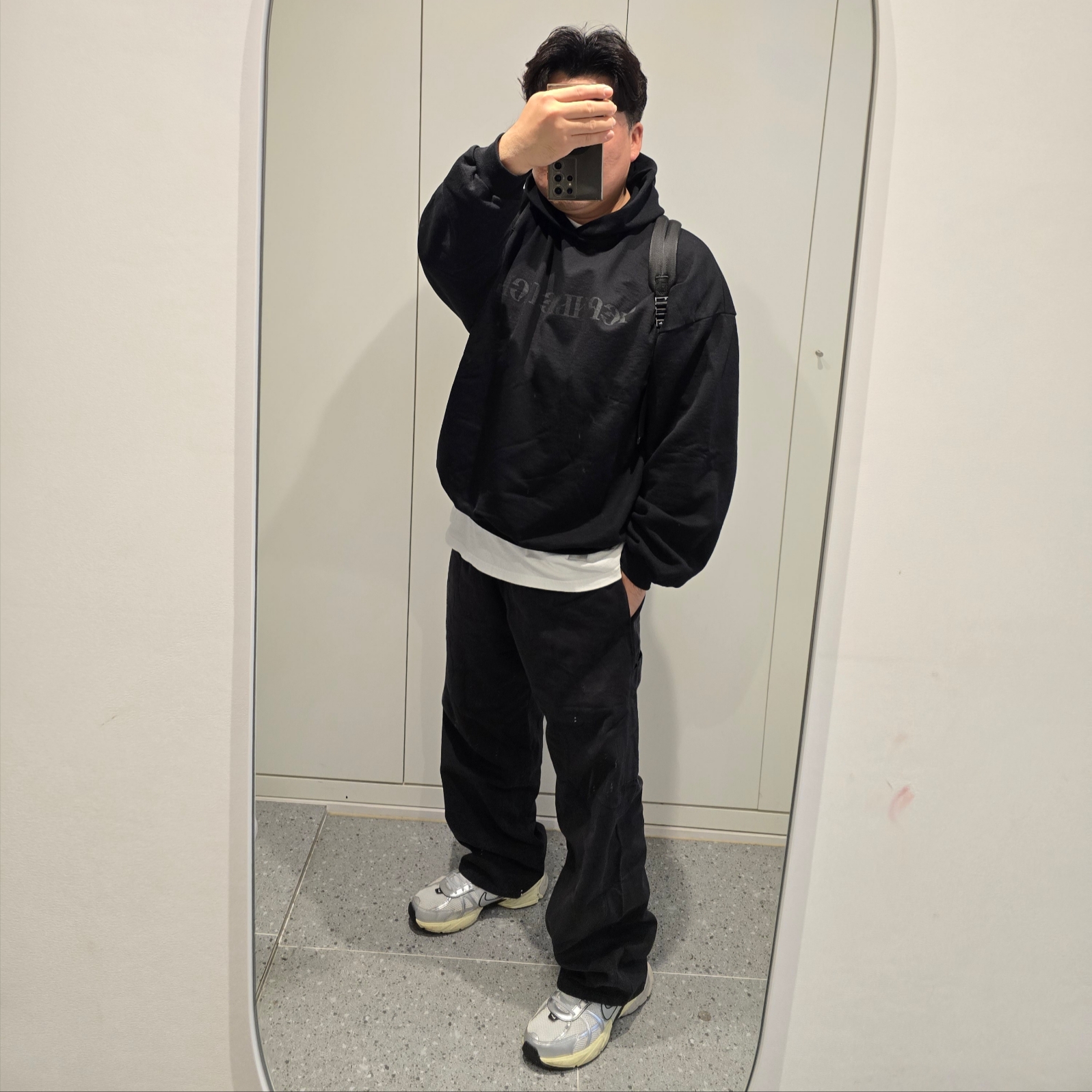 Yeezy Gap Engineered By Balenciaga Sateen Cargo Pants Black, Yeezy x Gosha Rubchinskiy YZY Black Dogs Hoodie Black 착용 스타일 - 2