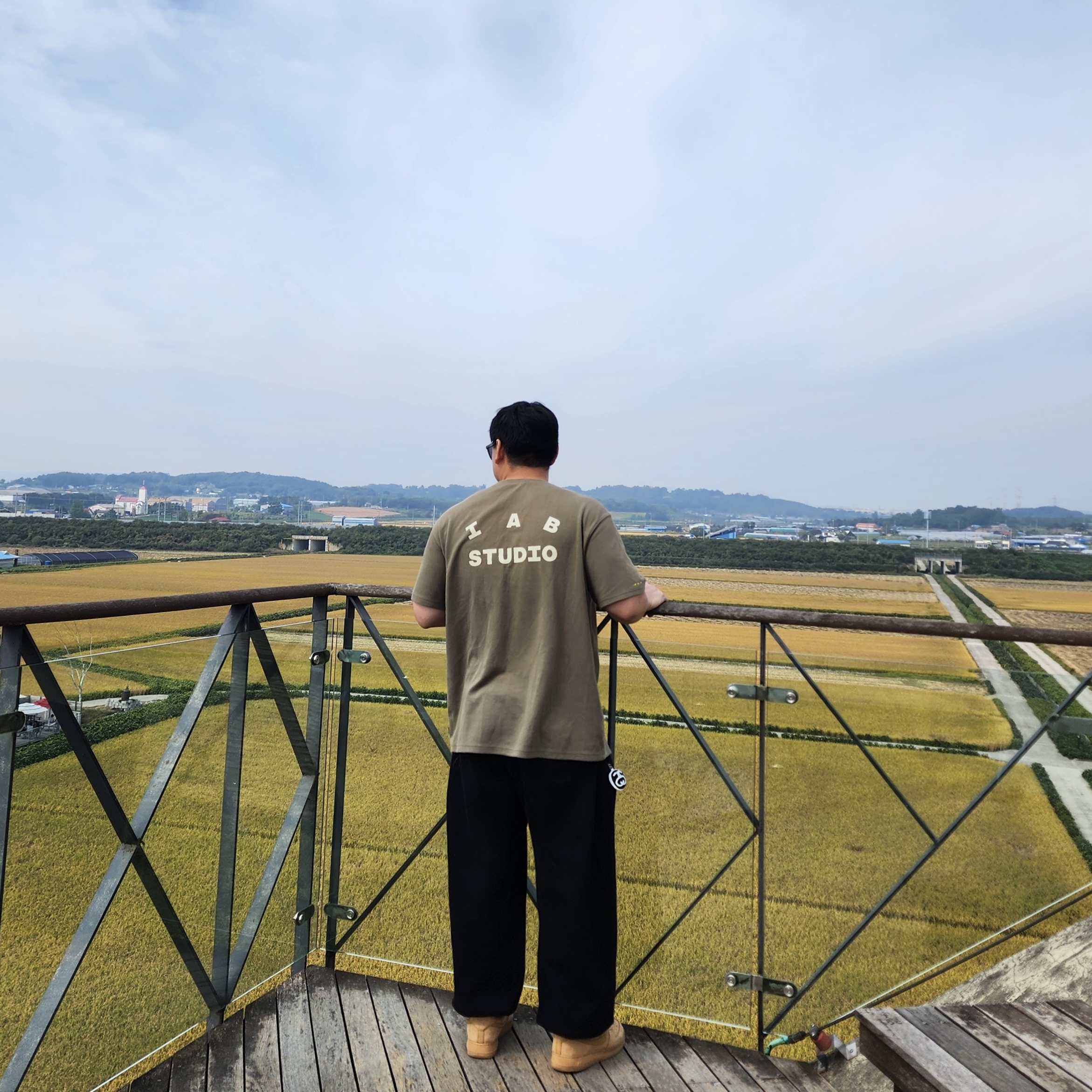 IAB Studio x D.P. T-Shirt Army Green, Undermycar Mu.03 Anti Fxxking Logo Play Oversized Sweat Jogger Black 착용 스타일