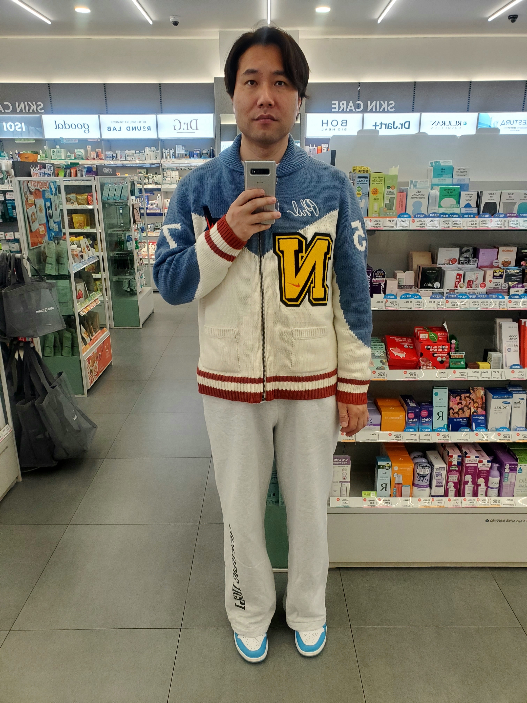 Jordan 1 Low Dark Powder Blue, Yeezy x Gosha Rubchinskiy YZY Black Dogs Jogger Heather Grey 착용 스타일