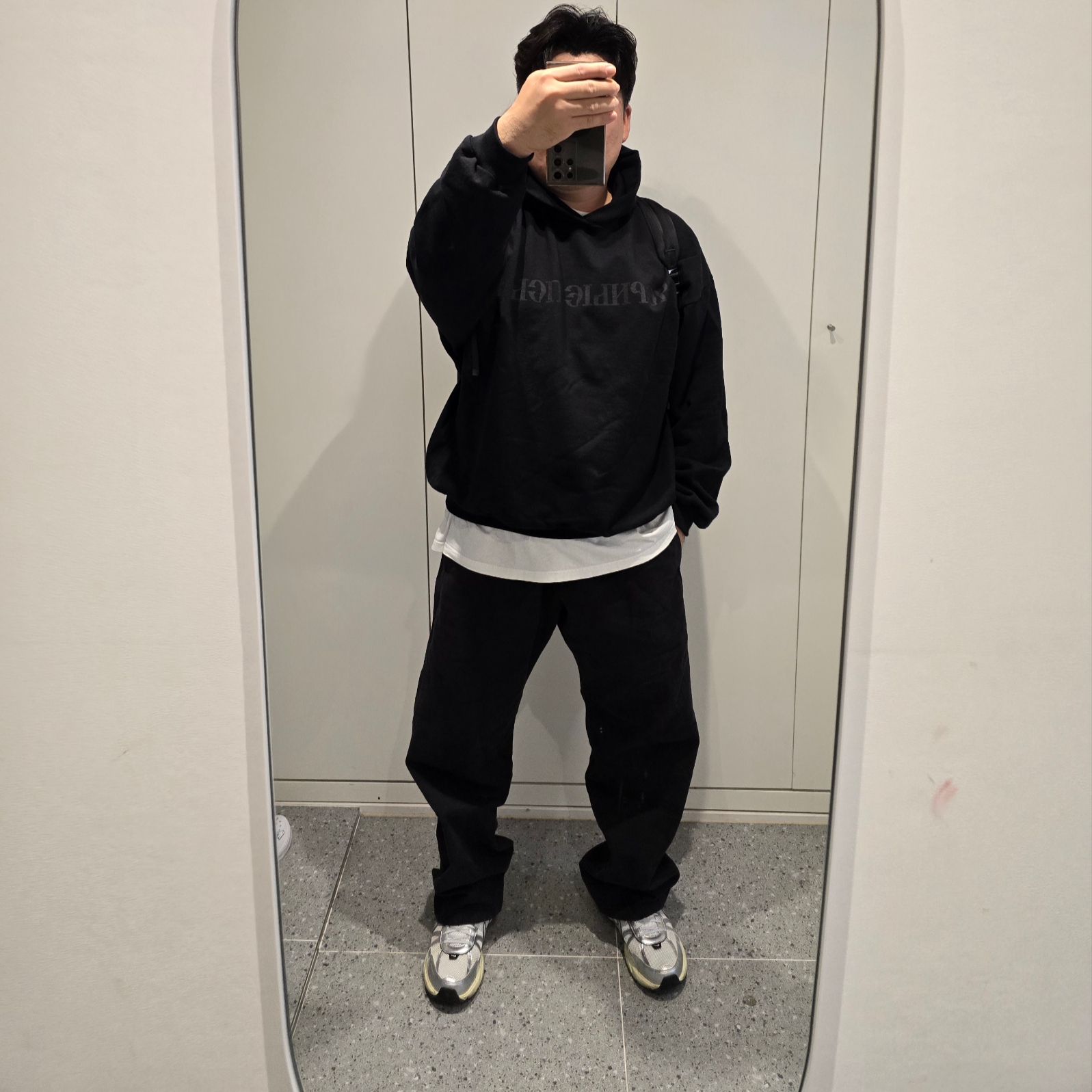 Yeezy Gap Engineered By Balenciaga Sateen Cargo Pants Black, Yeezy x Gosha Rubchinskiy YZY Black Dogs Hoodie Black 착용 스타일 - 3