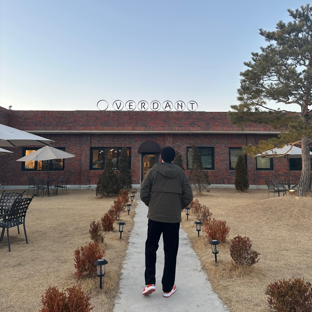 C.P. Company Extra Fine Merino Wool Goggle Beanie Black, Nike Air Force 1 '07 LV8 Athletic Club Rush Orange Washed Teal 착용 스타일 - 4