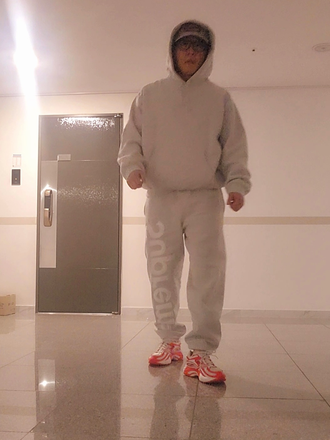 Supreme Satin Applique Hooded Sweatshirt Ash Grey - 23FW, Supreme Satin Applique Sweatpants Ash Grey - 23FW 착용 스타일 - 2