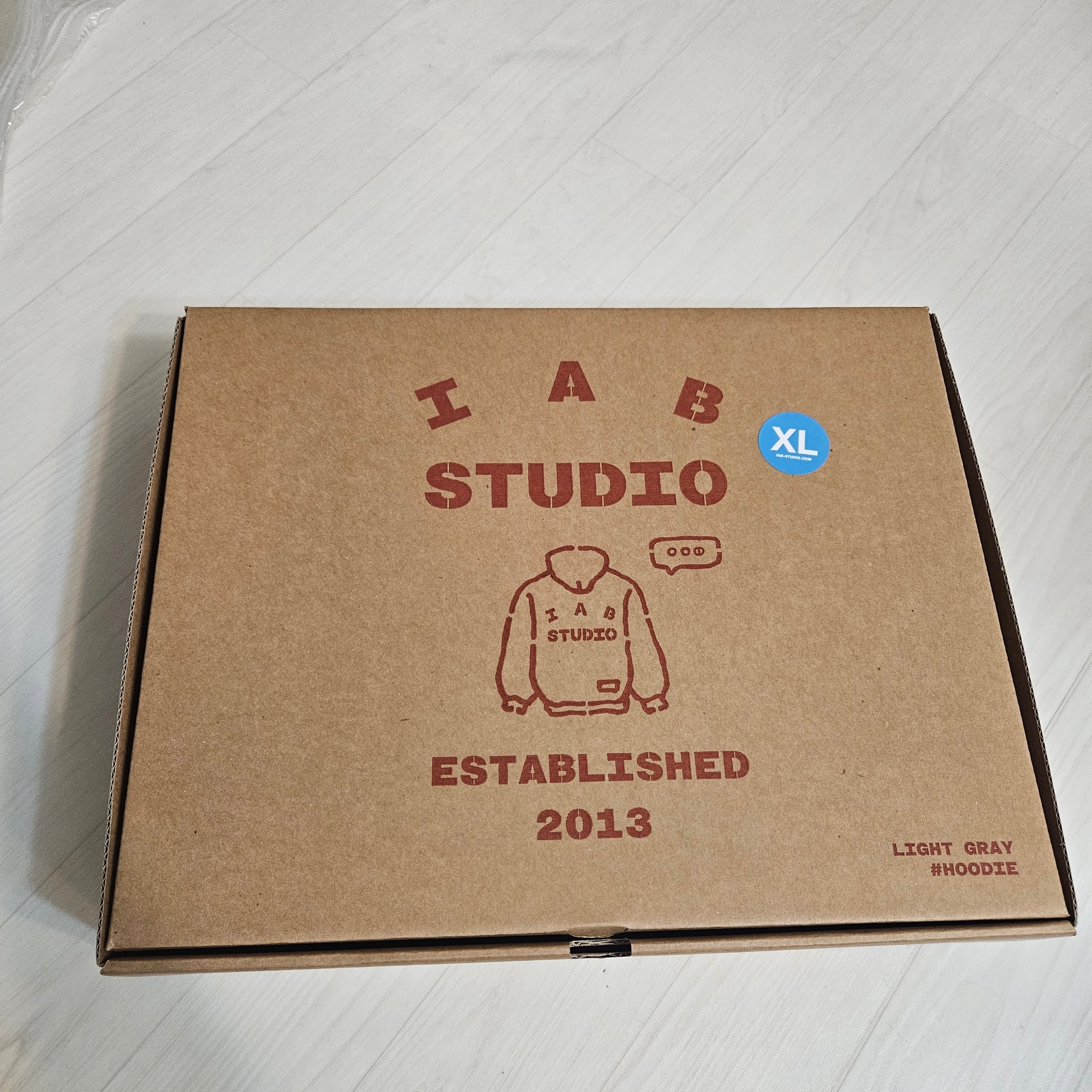 IAB Studio Hoodie Light Gray 착용 스타일 - 2