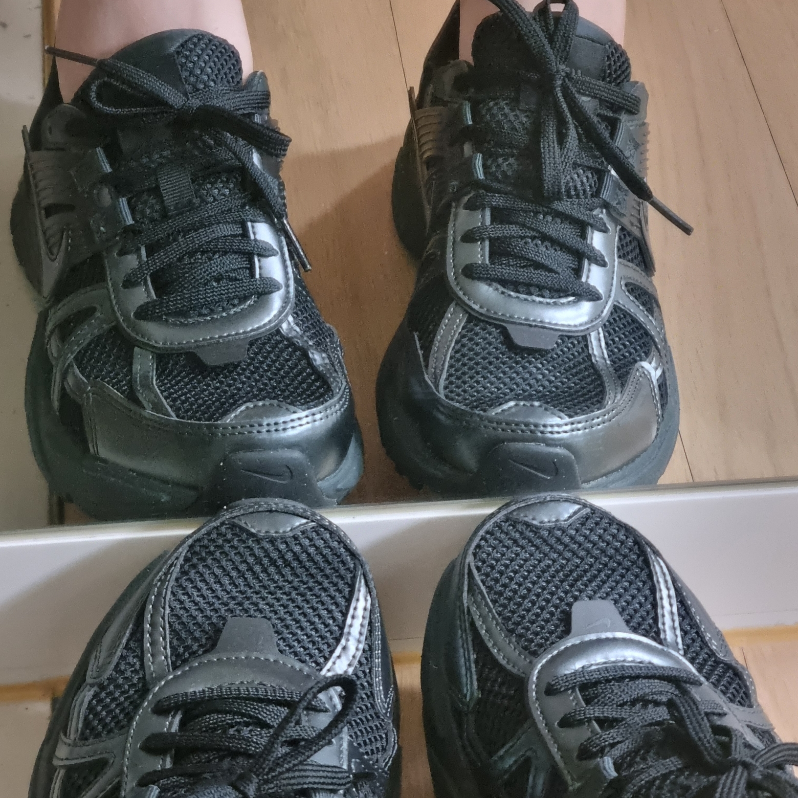 Nike V2K Run Black Anthracite 착용 스타일