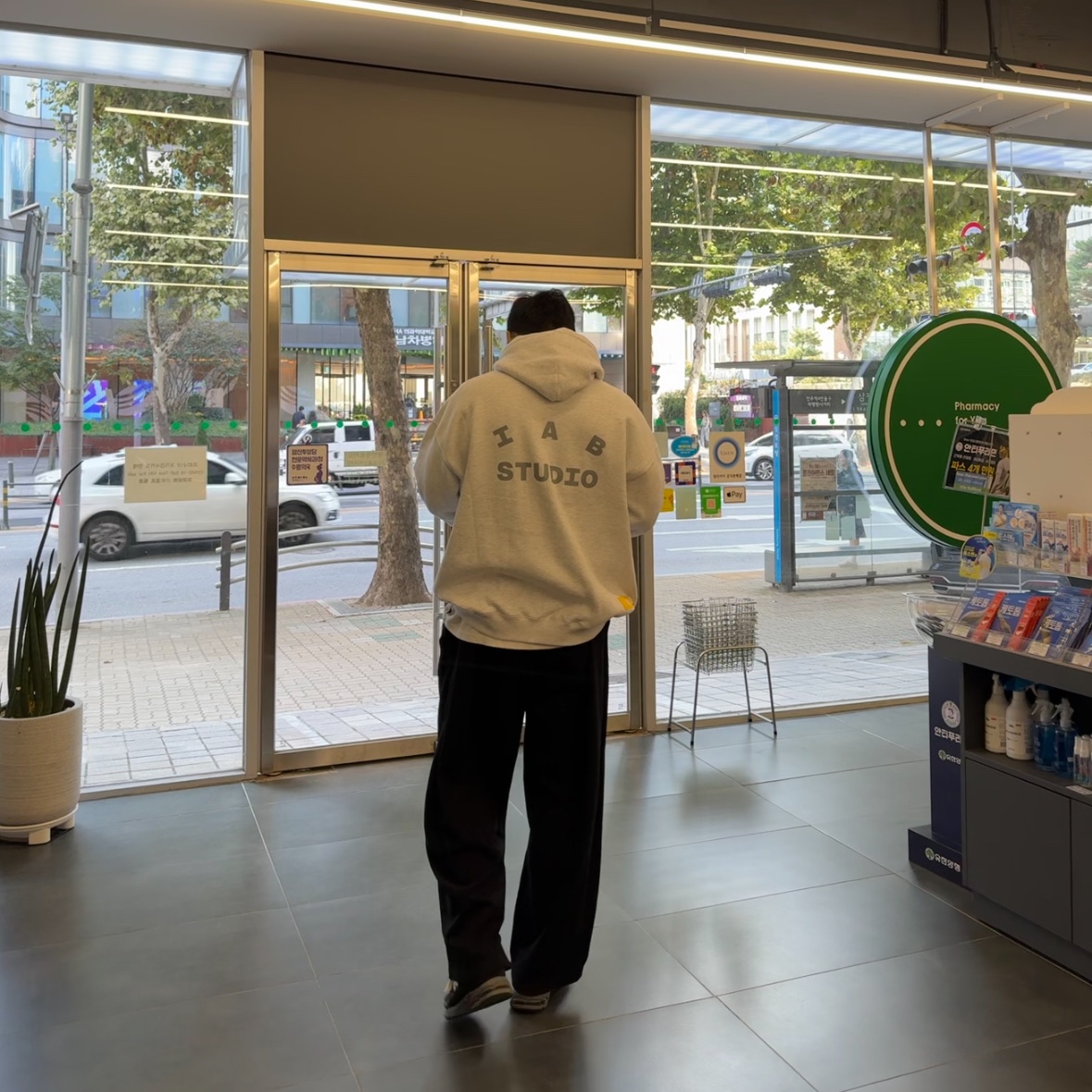 IAB Studio Hoodie Light Gray 착용 스타일 - 1