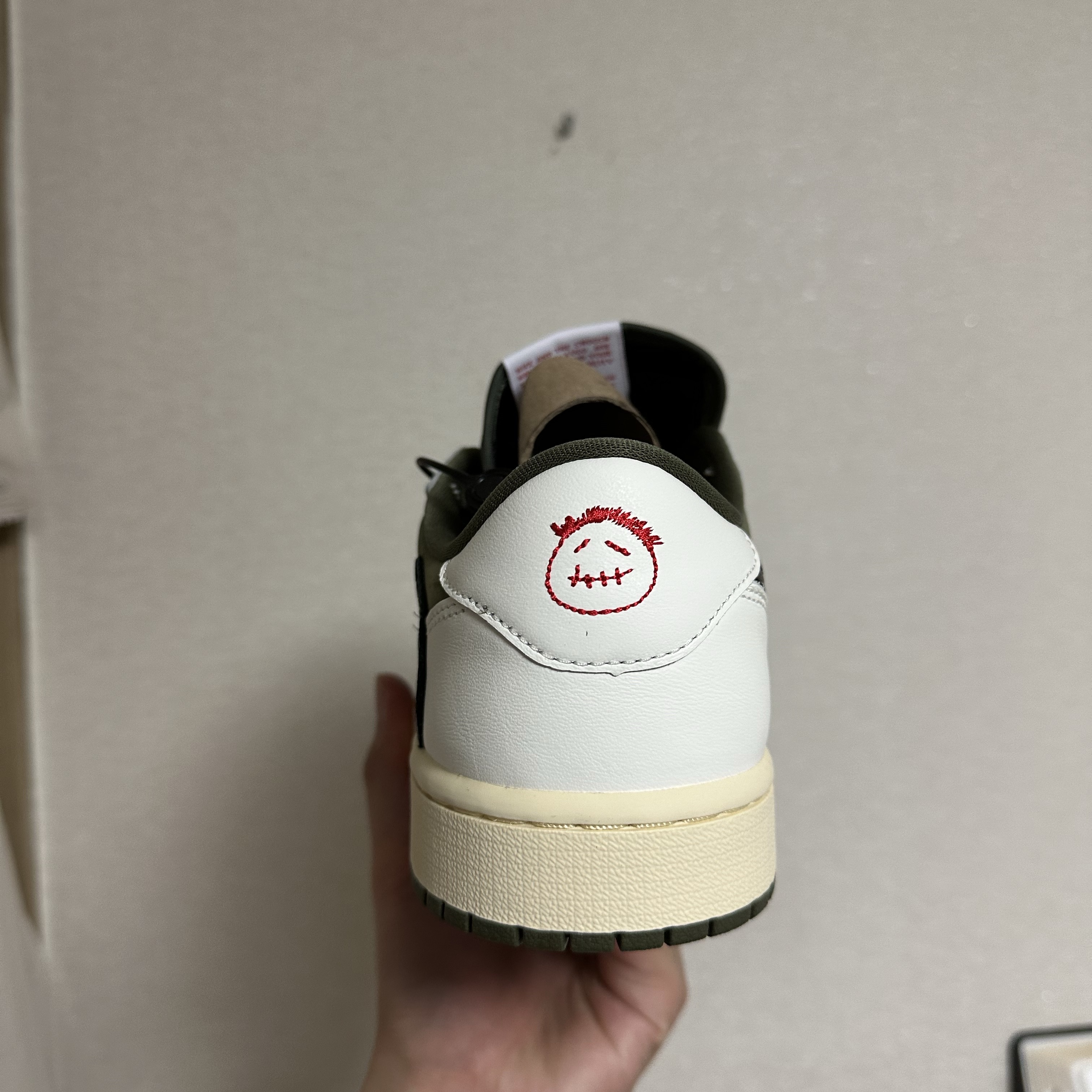 Jordan 1 x Travis Scott Retro Low OG SP Reverse Olive 착용 스타일 - 3