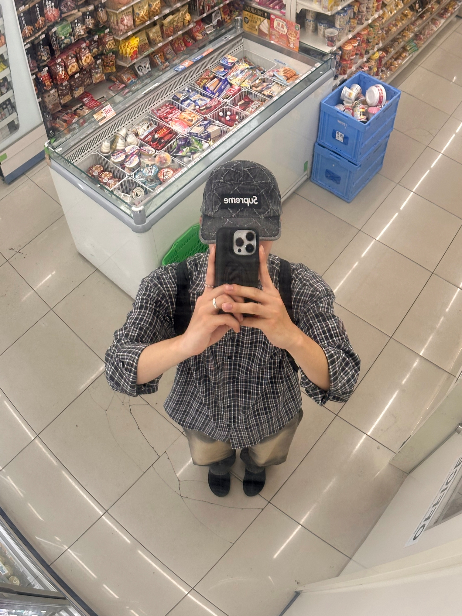 Clarks Wallabee Black Suede, Supreme Punched Denim Camp Cap Black - 23FW 착용 스타일 - 4
