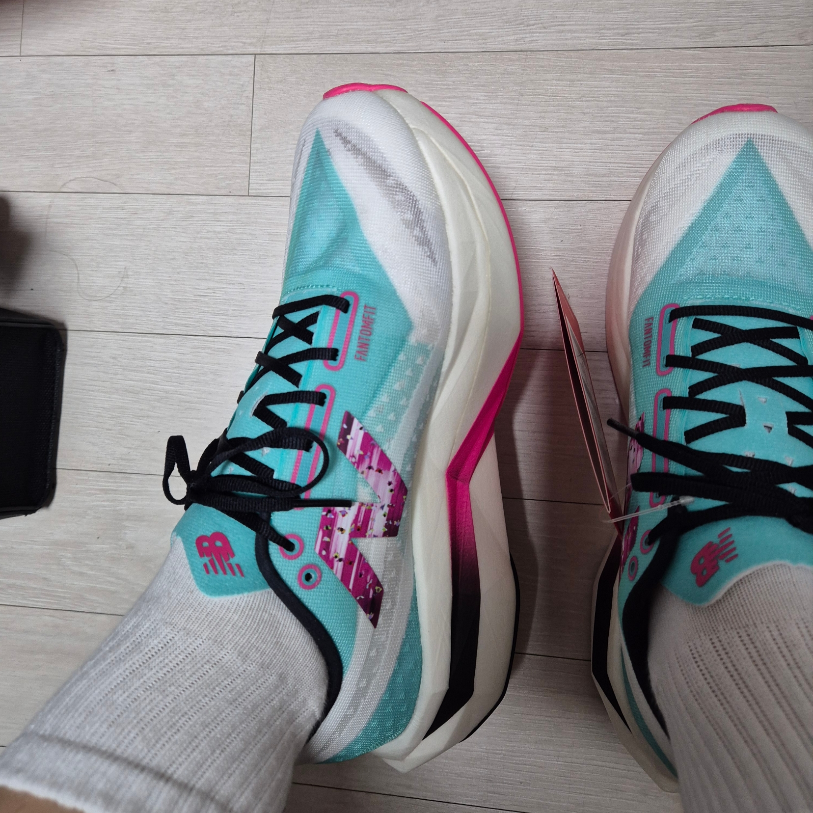 New Balance Fuelcell SuperComp Elite v4 TCS NYC Marathon Cyber Jade White - D Standard 착용 스타일 - 2