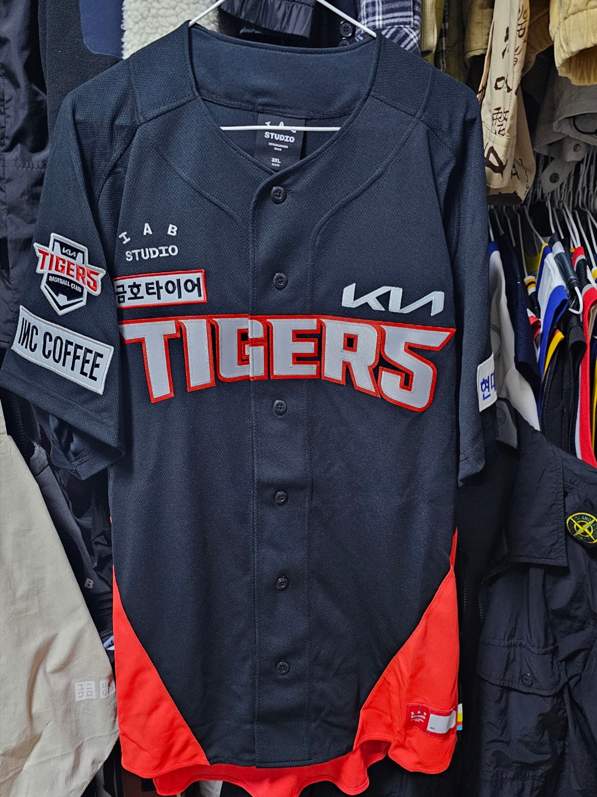 Kia Tigers x IAB Studio 24 Authentic Away Uniform Black (Non Marking Ver.) 착용 스타일