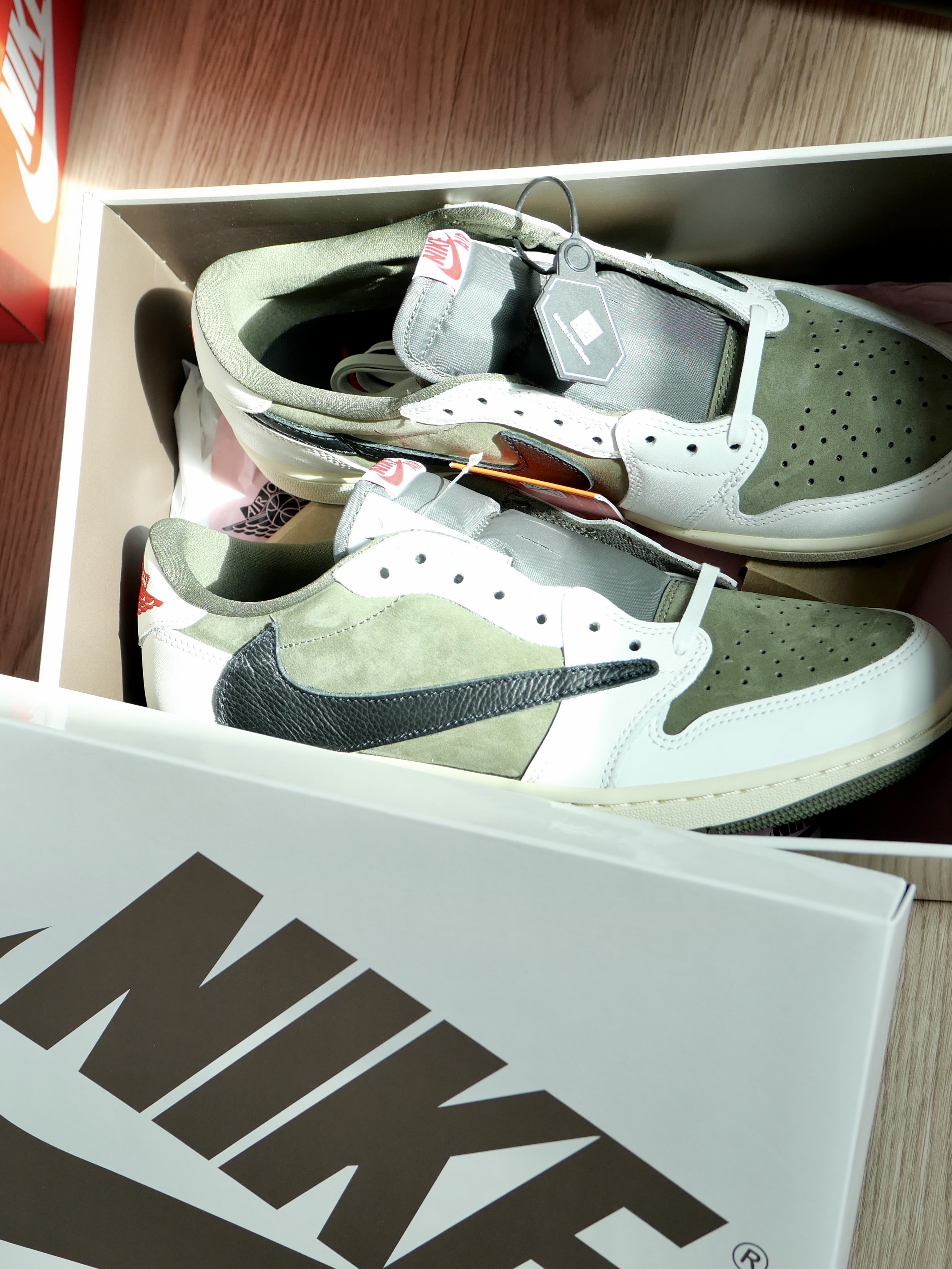 Jordan 1 x Travis Scott Retro Low OG SP Reverse Olive 착용 스타일 - 3