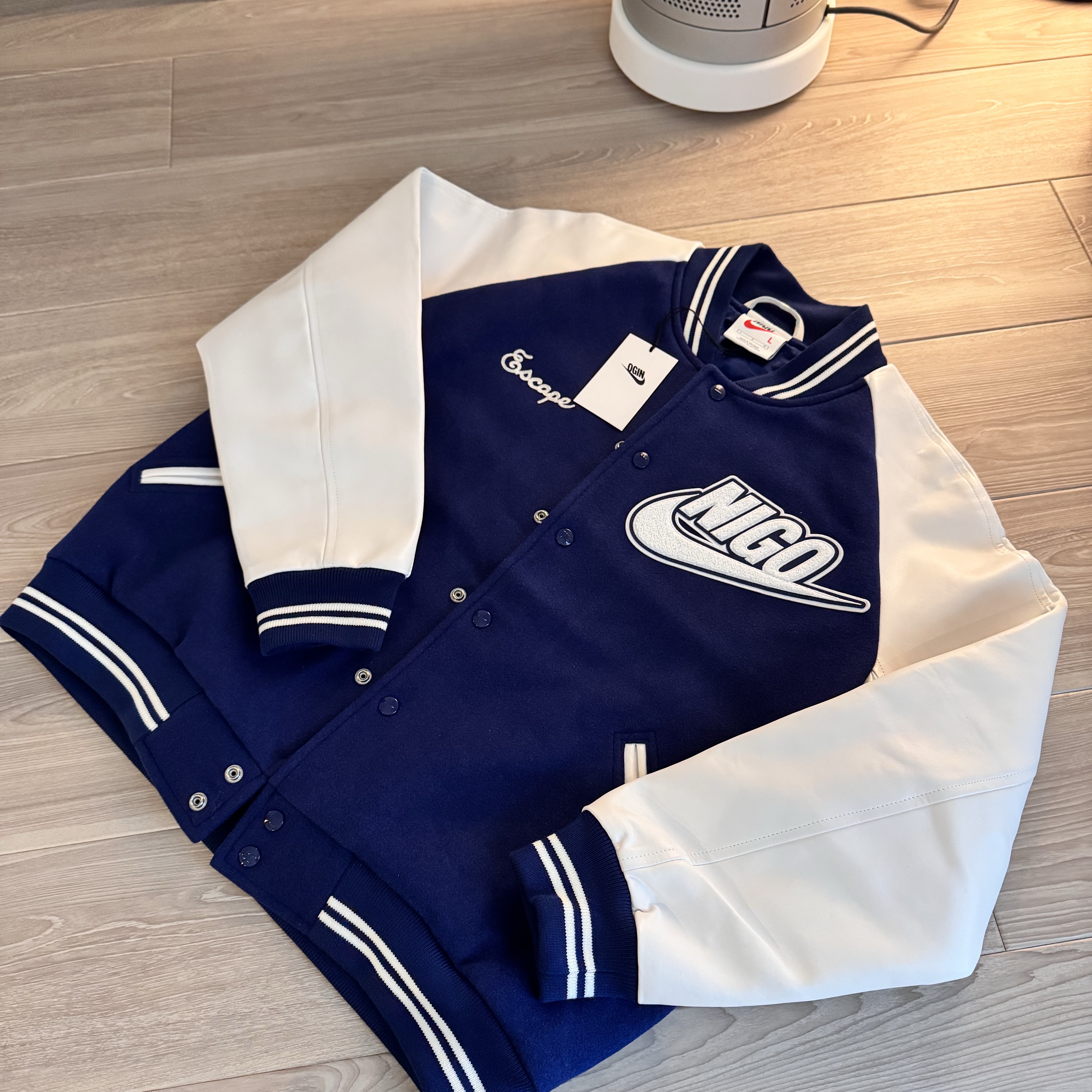 Nike X nigo スタジャン L ネイビー/ホワイト Nike X nigo スタジャン L ネイビー/ホワイト 【公式通販】