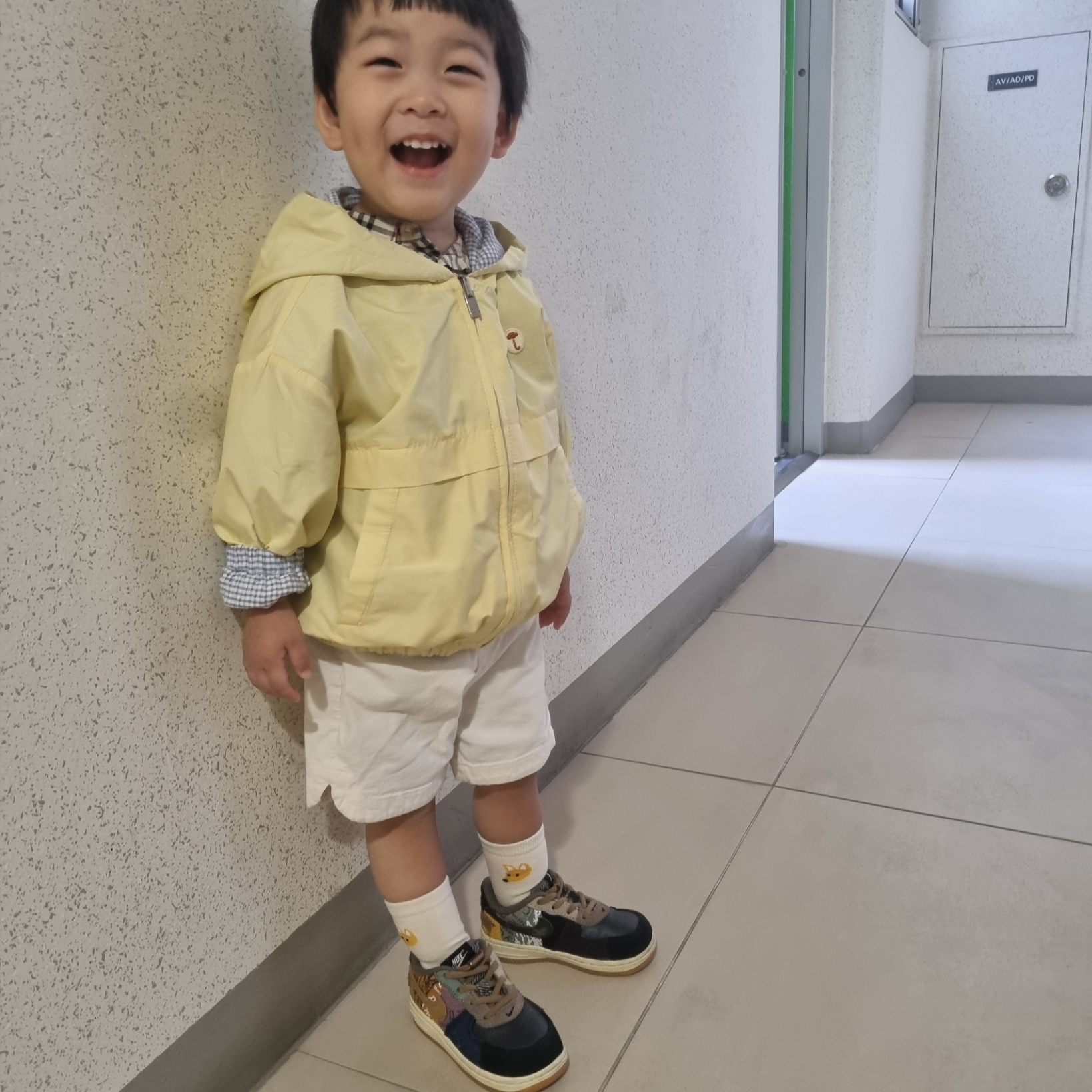 (Kids) Burberry Check Stretch Cotton Shirt Archive Beige, (TD) Nike x Travis Scott Air Force 1 Low Cactus Jack 착용 스타일 - 1