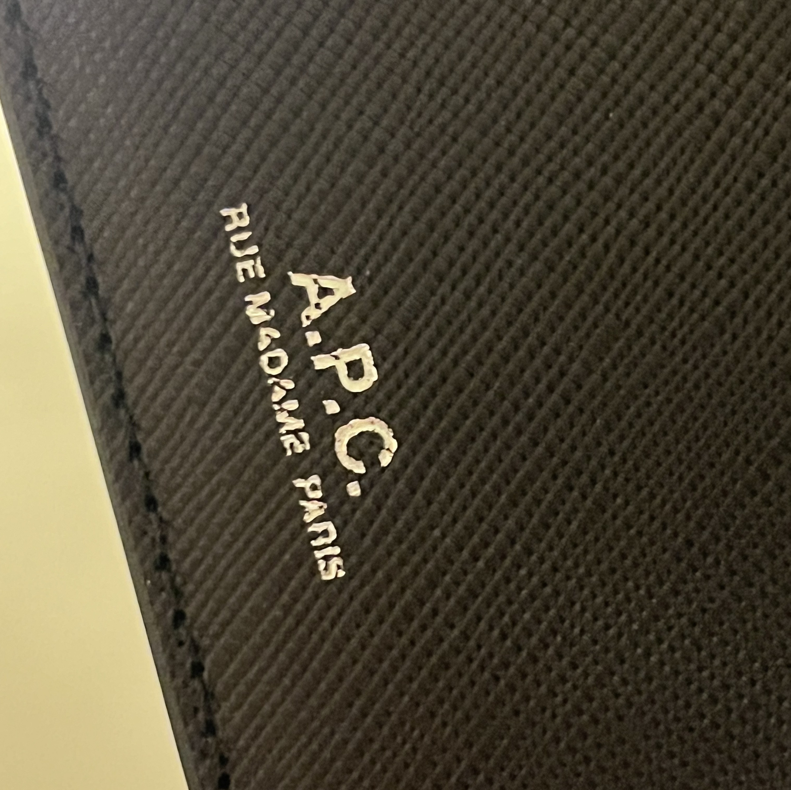 A.P.C. Andre Card Holder Black 착용 스타일 - 1