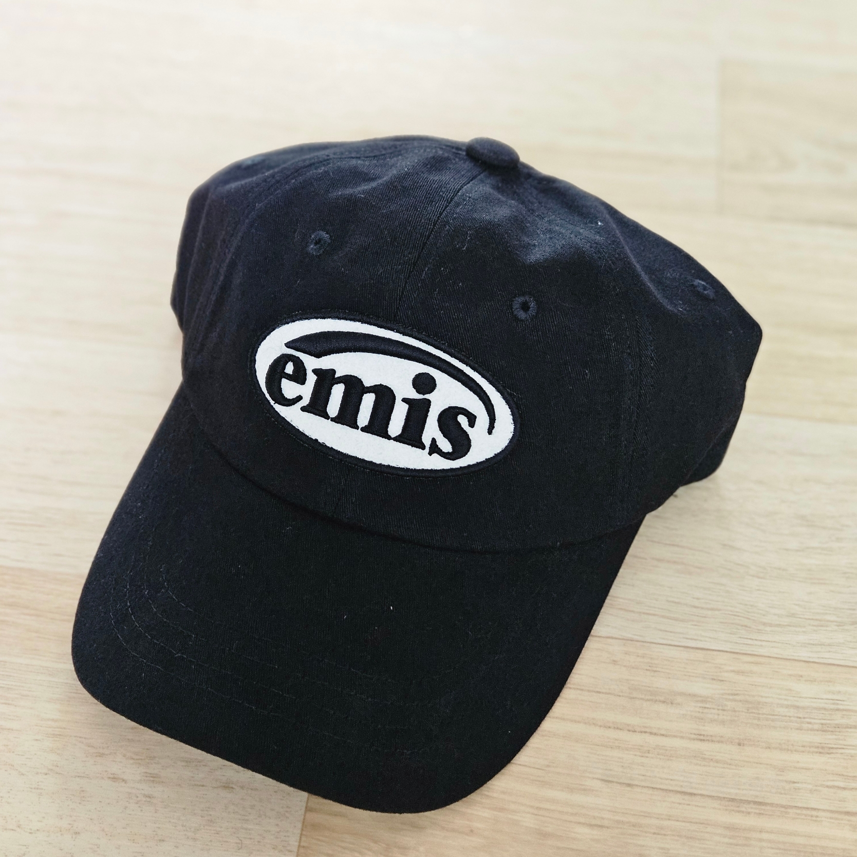 Emis Tone On Tone Wappen Ball Cap Black 착용 스타일 - 2