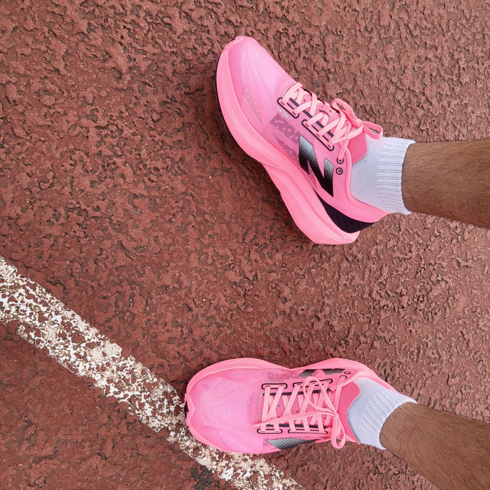 New Balance Fuelcell Rebel v4 Ultra Pink Black - 2E Wide 착용 스타일 - 3