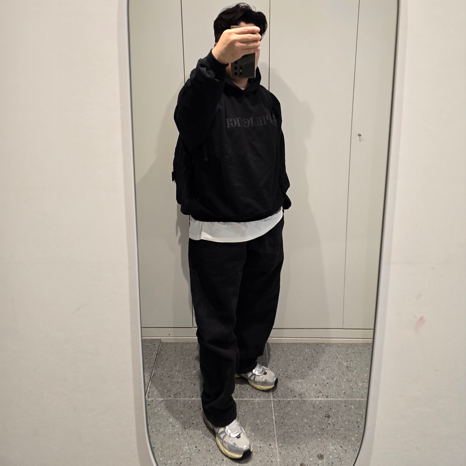 Yeezy Gap Engineered By Balenciaga Sateen Cargo Pants Black, Yeezy x Gosha Rubchinskiy YZY Black Dogs Hoodie Black 착용 스타일 - 4